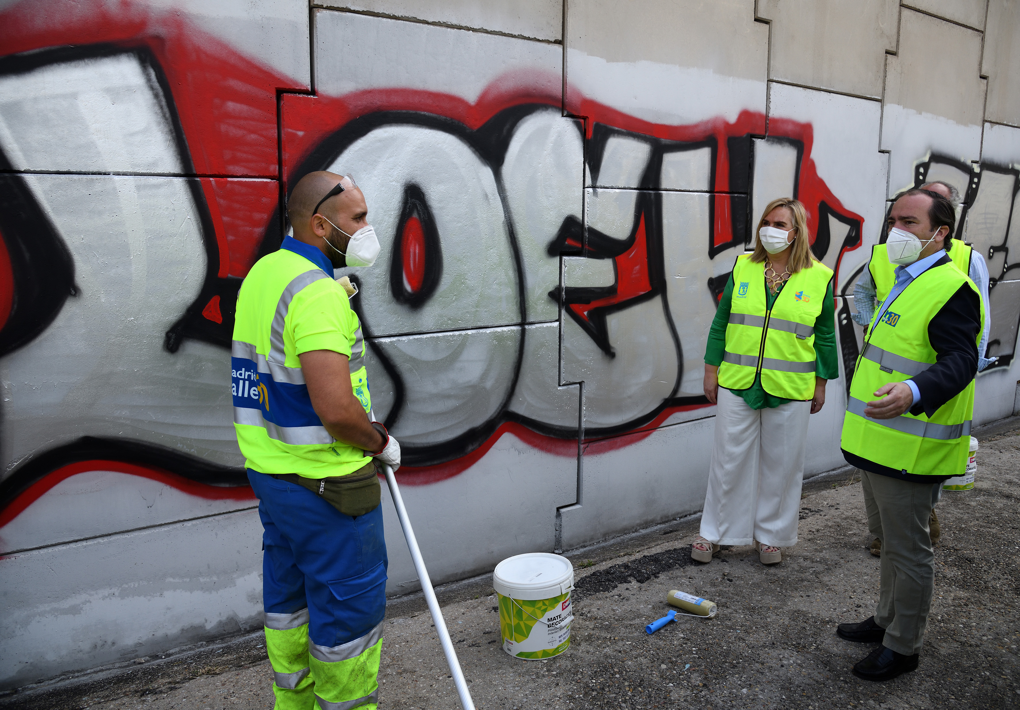 Borja Carabante y Rosalía Gonzalo en el inicio de la campaña de eliminación de grafitis en el entorno de la M-30