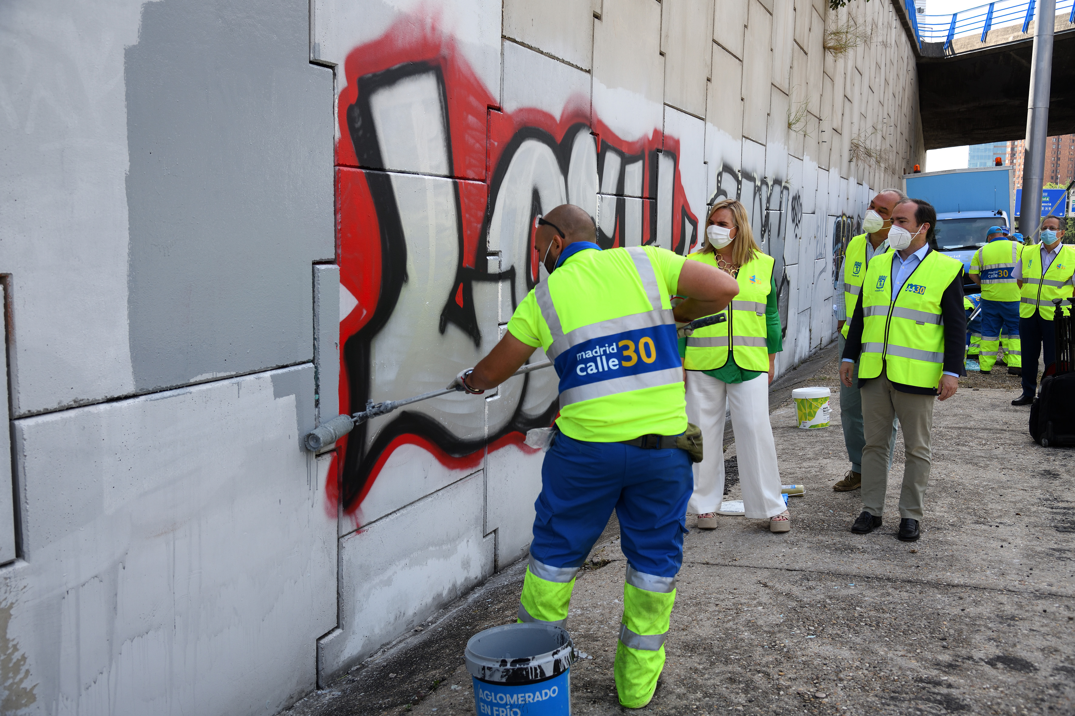 Borja Carabante y Rosalía Gonzalo en el inicio de la campaña de eliminación de grafitis en el entorno de la M-30