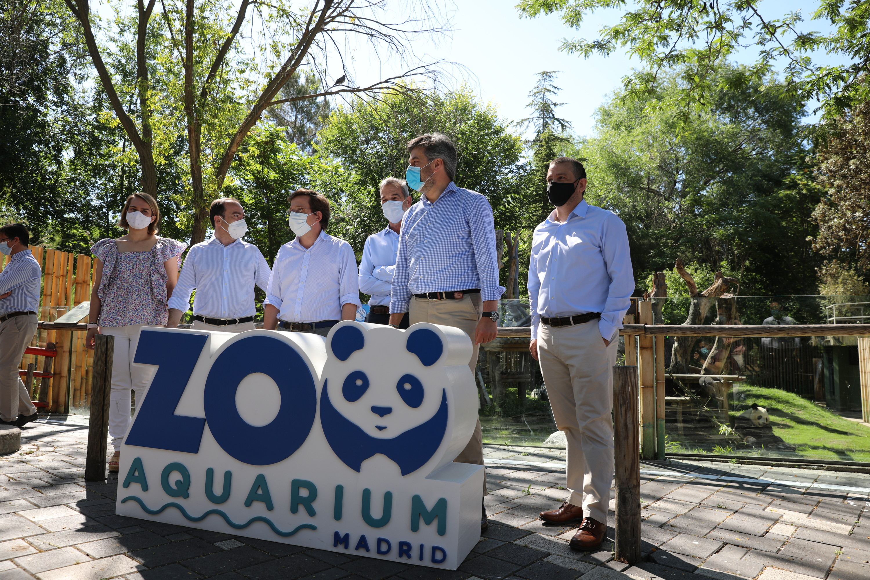 Visita del alcalde de Madrid, José Luis Martínez Almeida, este lunes, al Zoo Aquarium, Parque de Atracciones y Teleférico