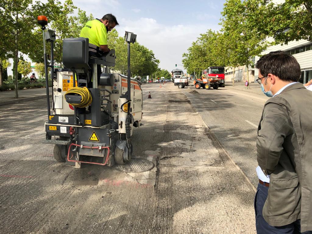 El concejal del distrito de Carabanchel, Álvaro González, durante su visita, este miércoles, a las labores de asfaltado que se están desarrollando en la avenida del Euro
