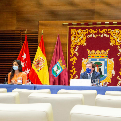 Almeida y Villac&iacute;s en la rueda de prensa posterior a la Junta de Gobierno celebrada hoy