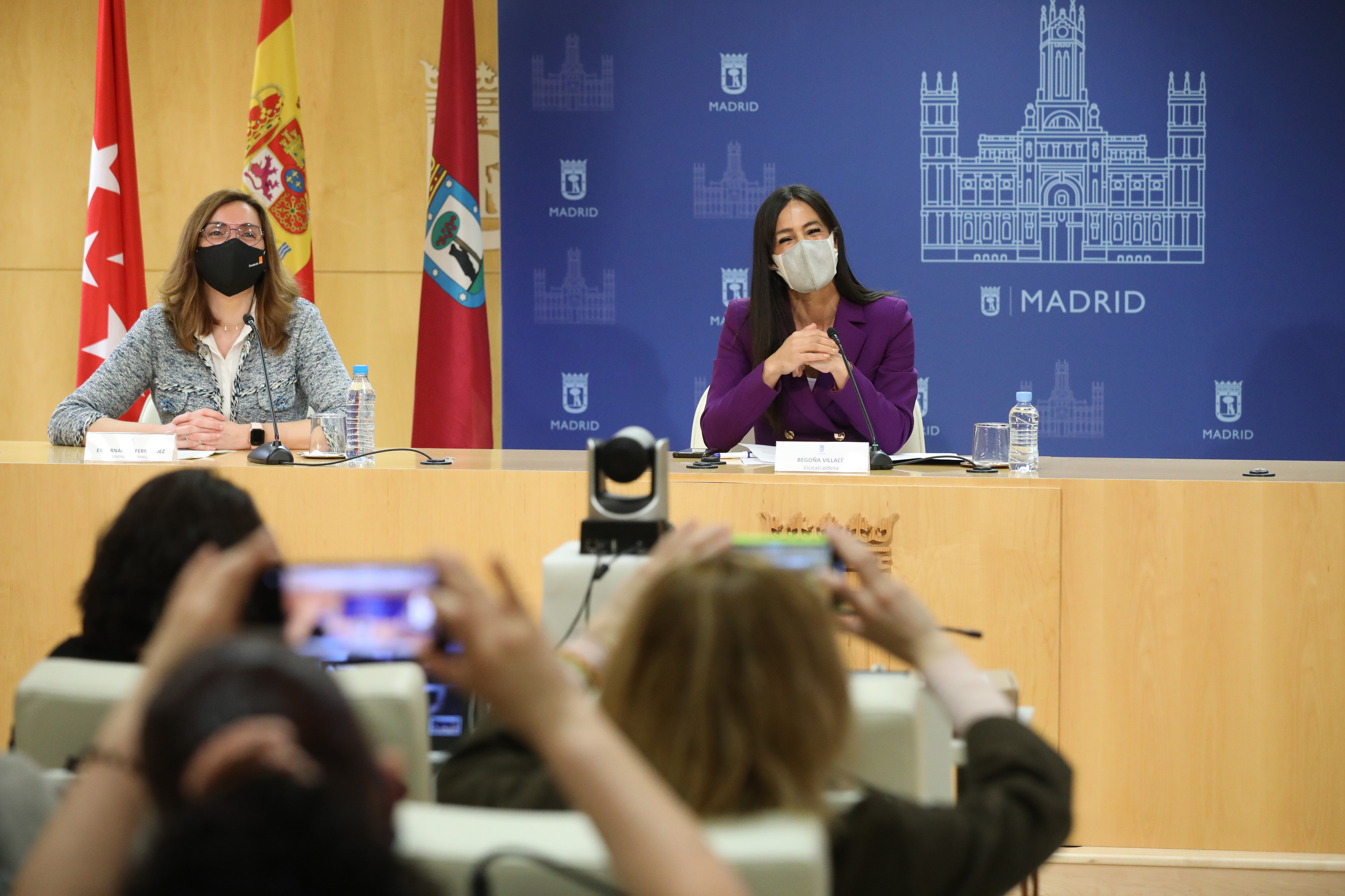Begoña Villacís, vicealcaldesa de Madrid, en la rueda de prensa junto a Encarnación Fernández, directora de Relaciones Institucionales de Orange