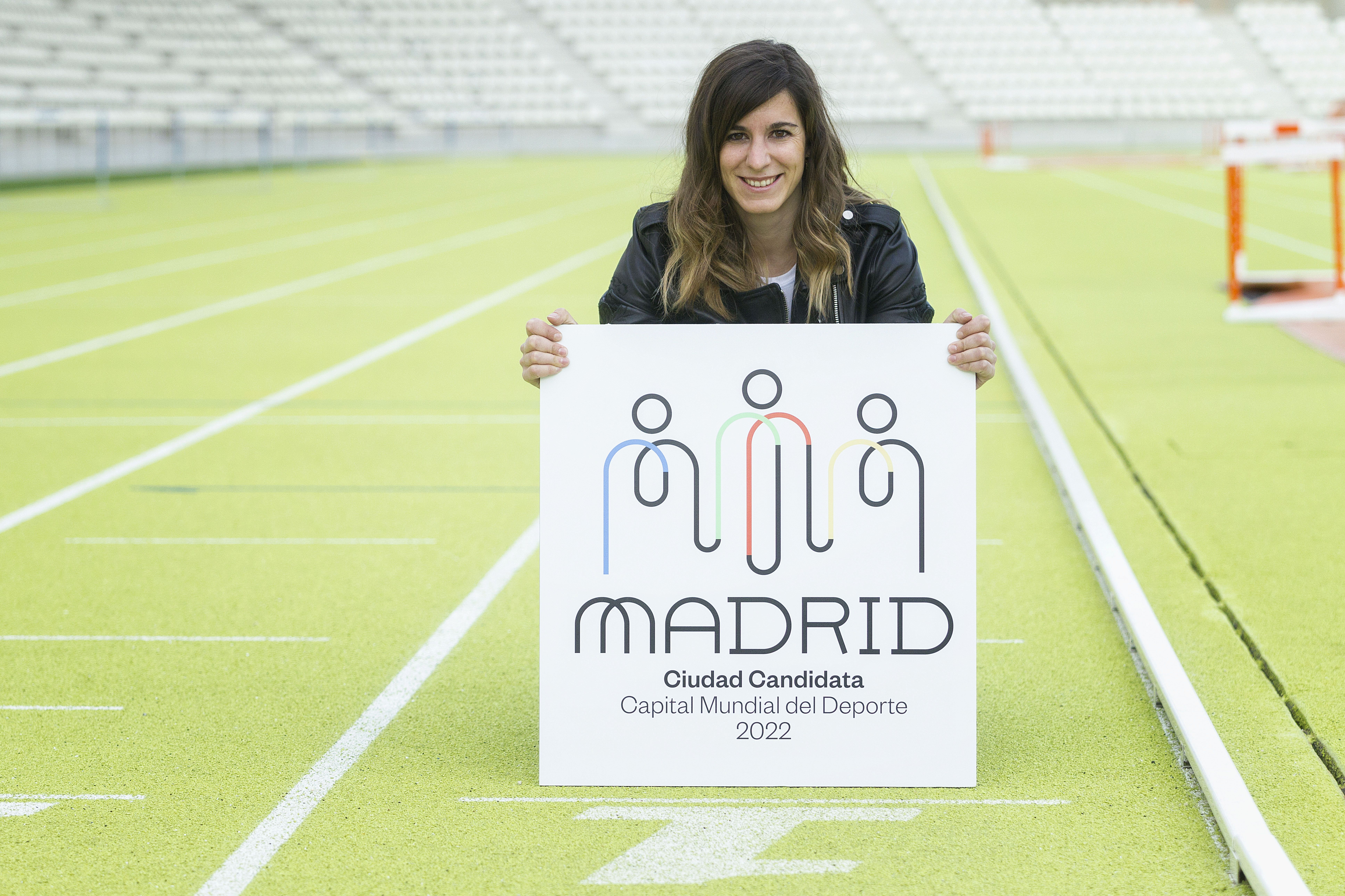 Sofía Miranda con el logo de Madrid Capital Mundial del Deporte en diferentes ubicaciones de la ciudad de Madrid