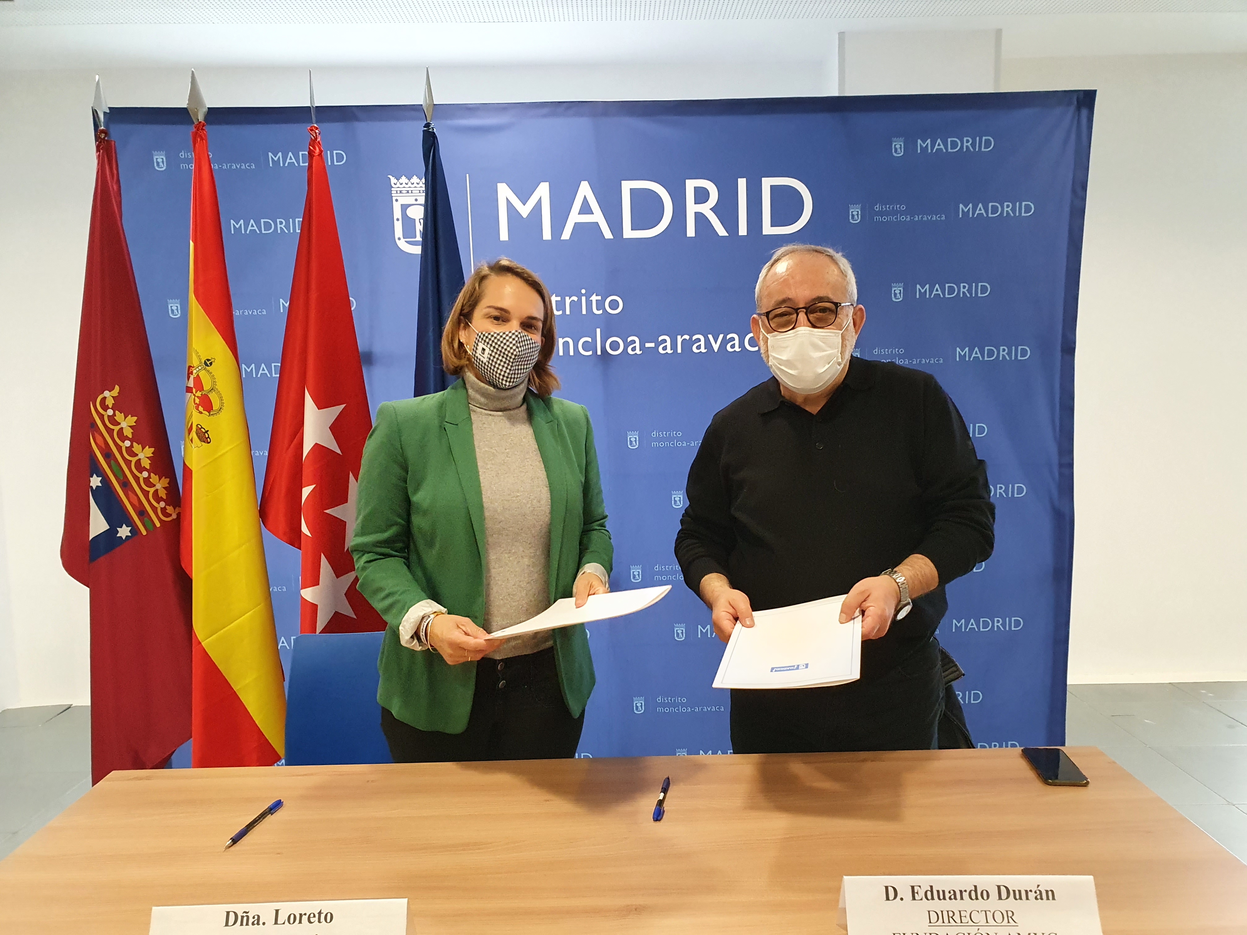 La concejala del distrito de Moncloa-Aravaca y el director de la Fundación AMYC-Fran Daurel en la firma del convenio 