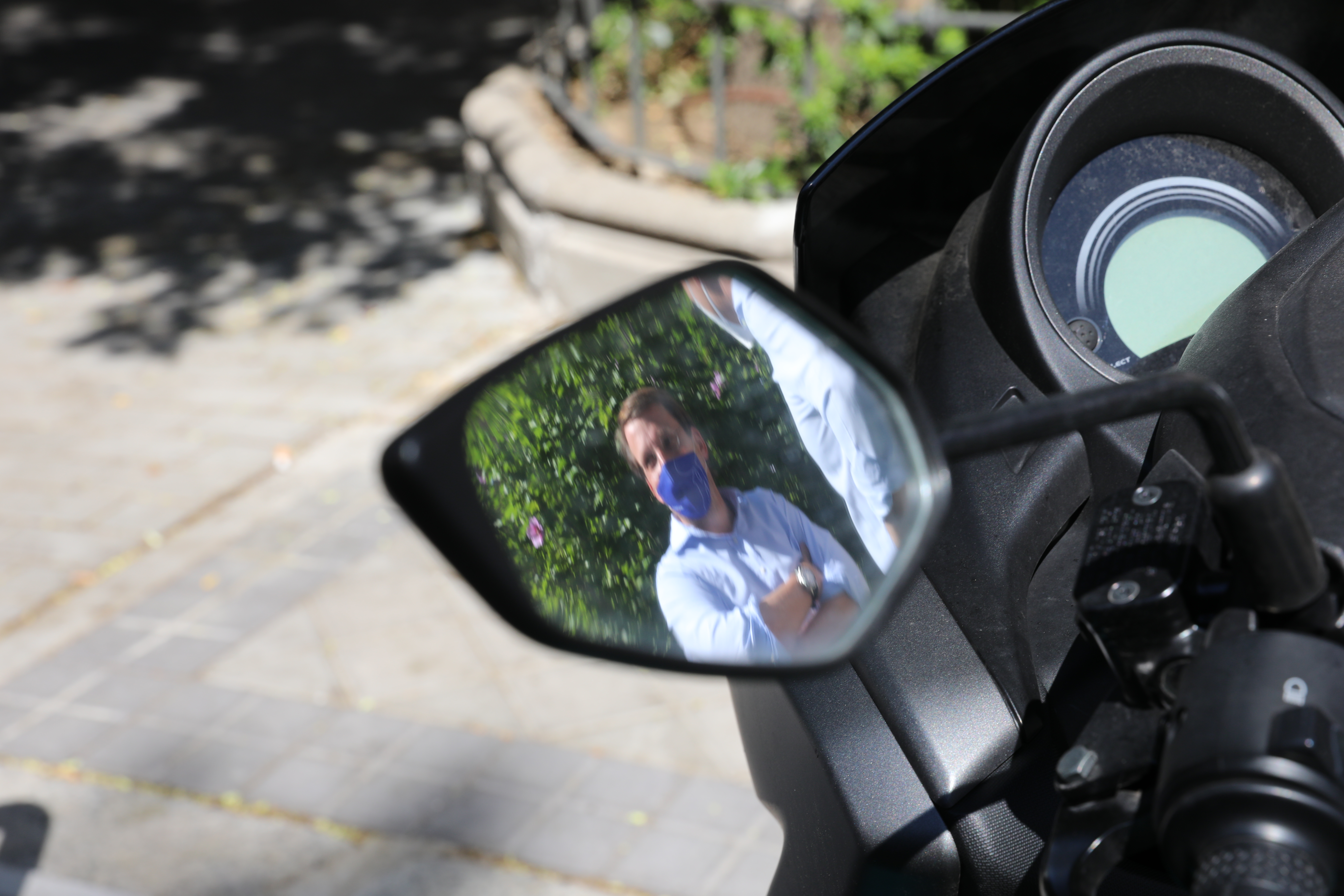 Imagen de Almeida en un espejo retrovisor de una moto
