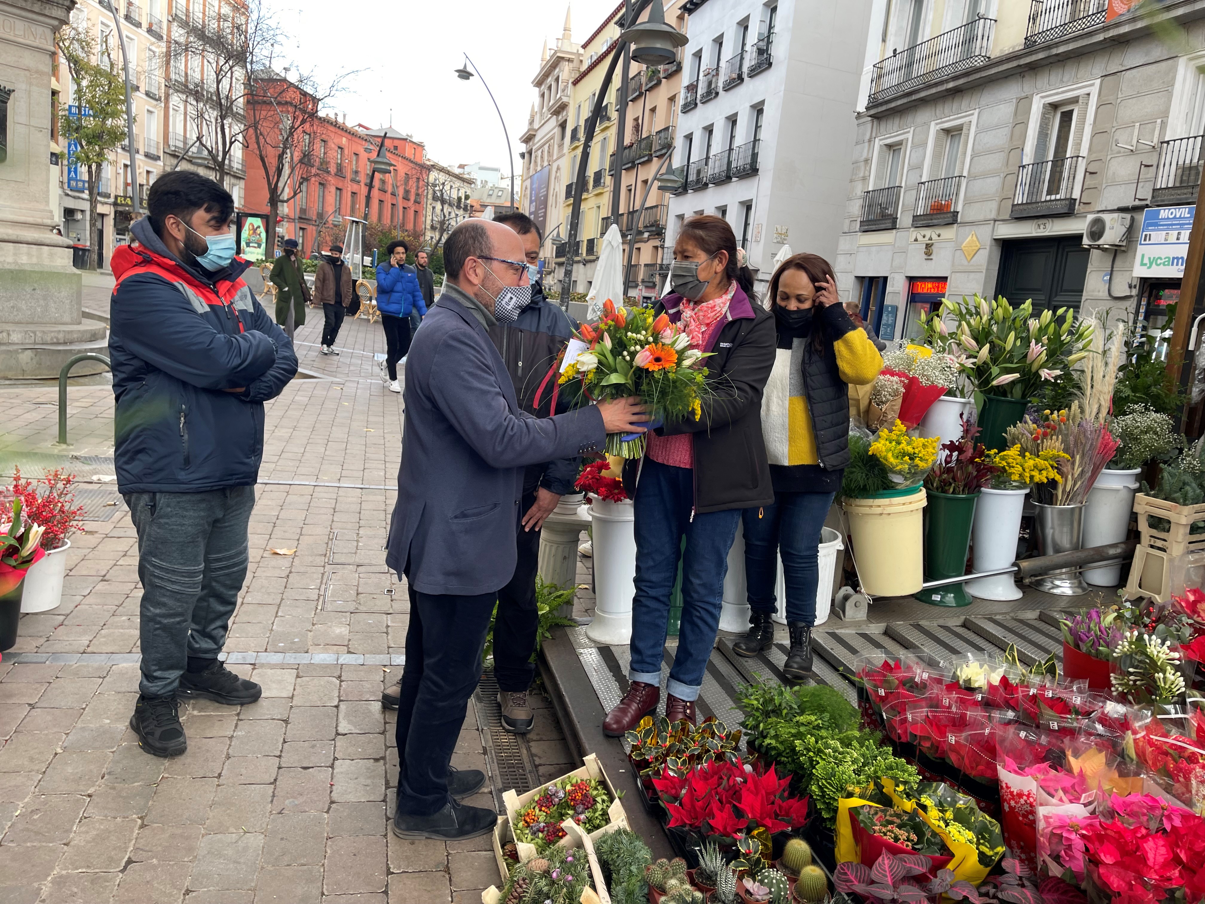 Los quioscos de flores de Tirso Molina, nueva imagen y seguridad jurídica para sus titulares - Ayuntamiento de Madrid