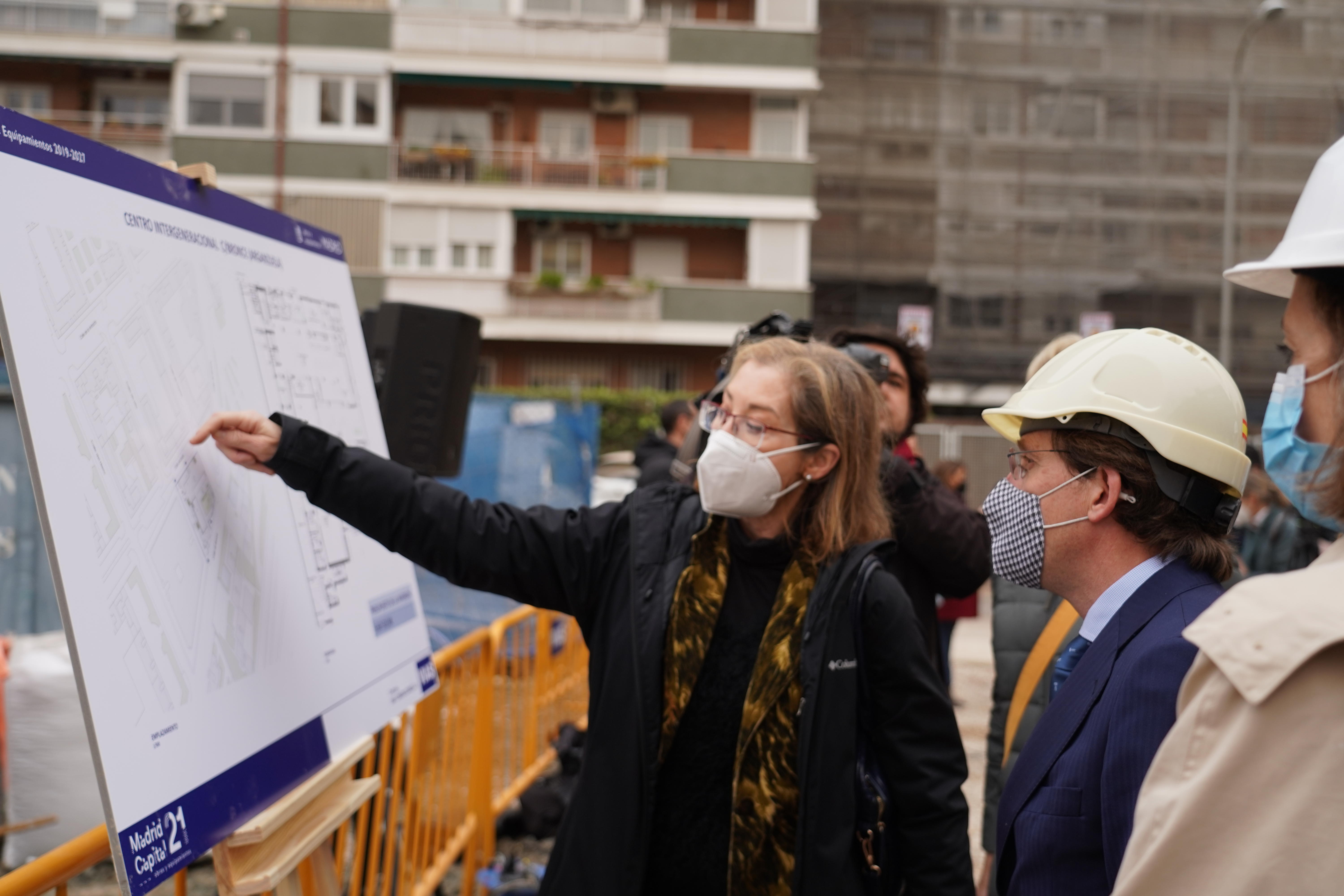 El alcalde de Madrid, José Luis Martínez-Almeida, durante la visita a las obras del nuevo centro intergeneracional de Arganzuela