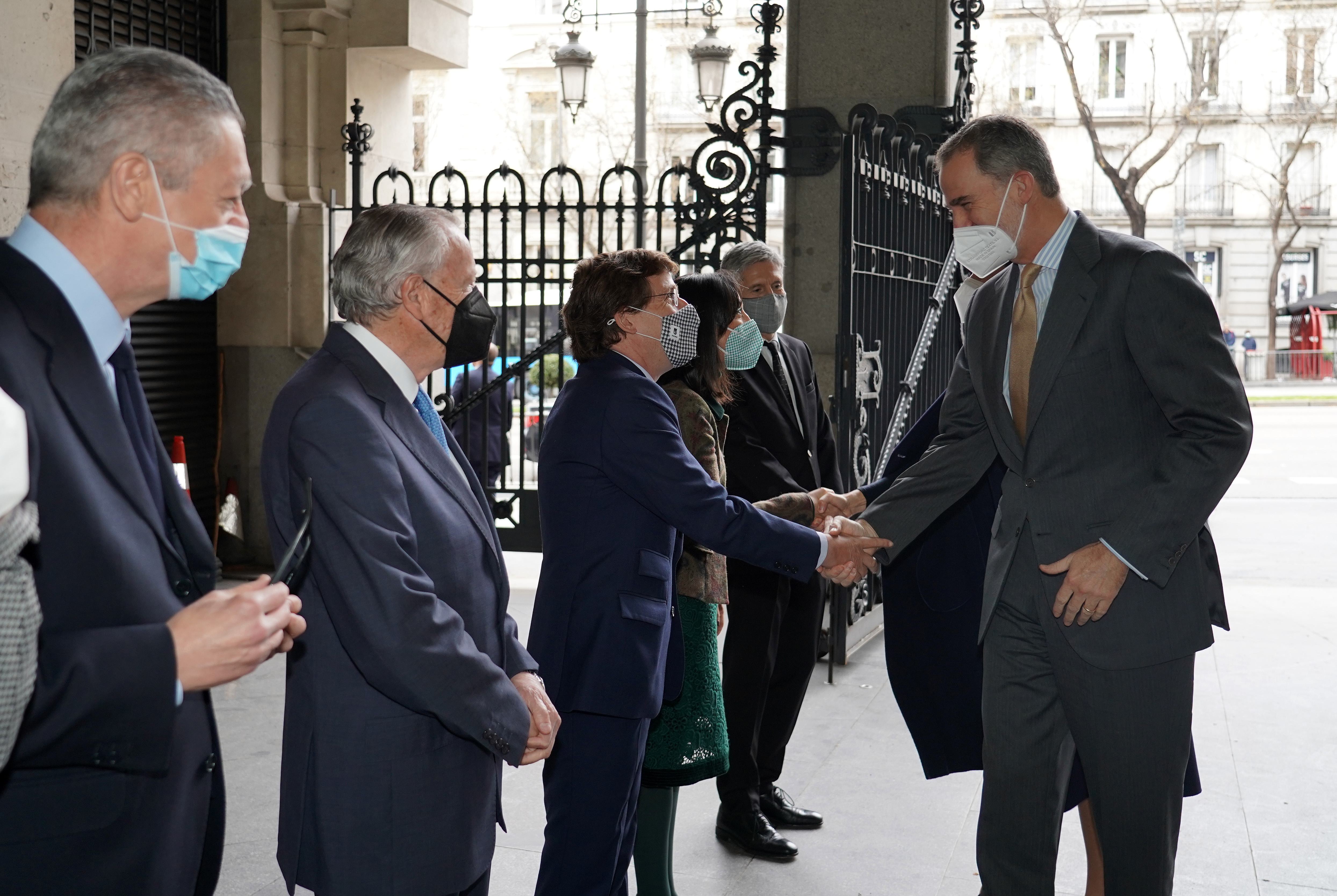 Su Majestad el Rey saluda al alcalde de Madrid, José Luis Martínez-Almeida
