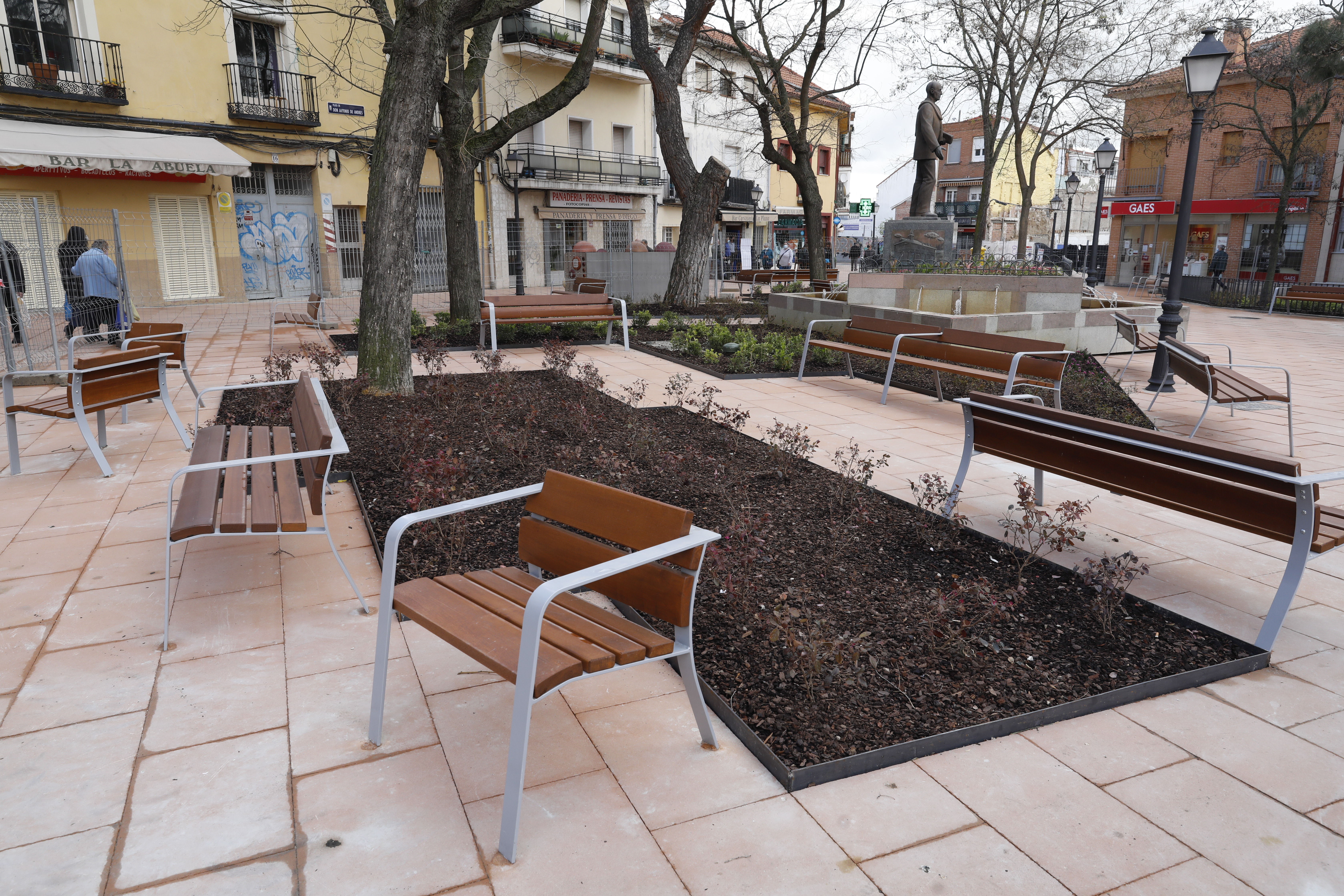 Imagen del nuevo mobiliario urbano en la plaza de Don Antonio de Andrés en Vicálvaro 