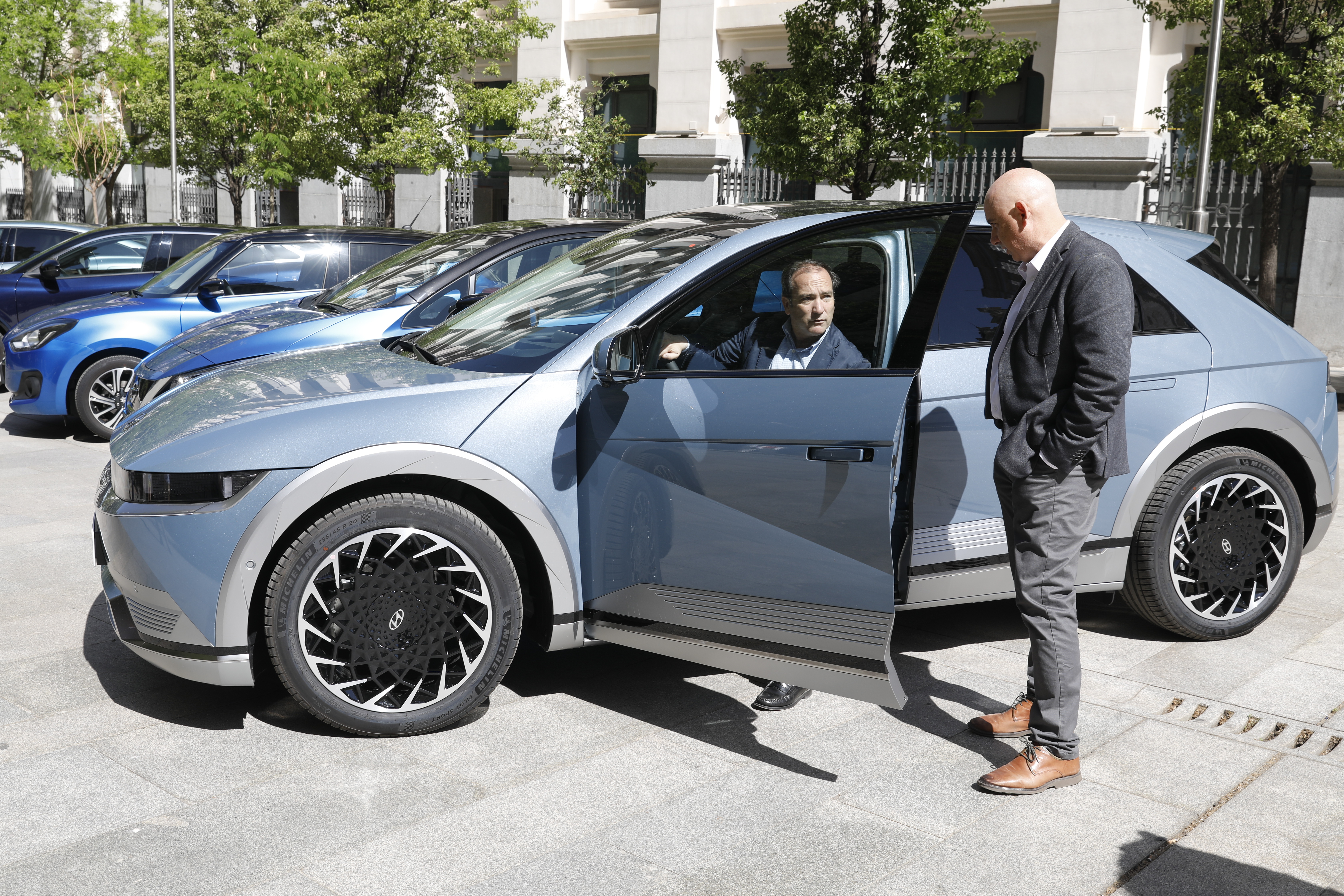 Carabante en un coche eléctrico durante la presentación del Plan de Ayudas Cambia 360 para vehículos particulares