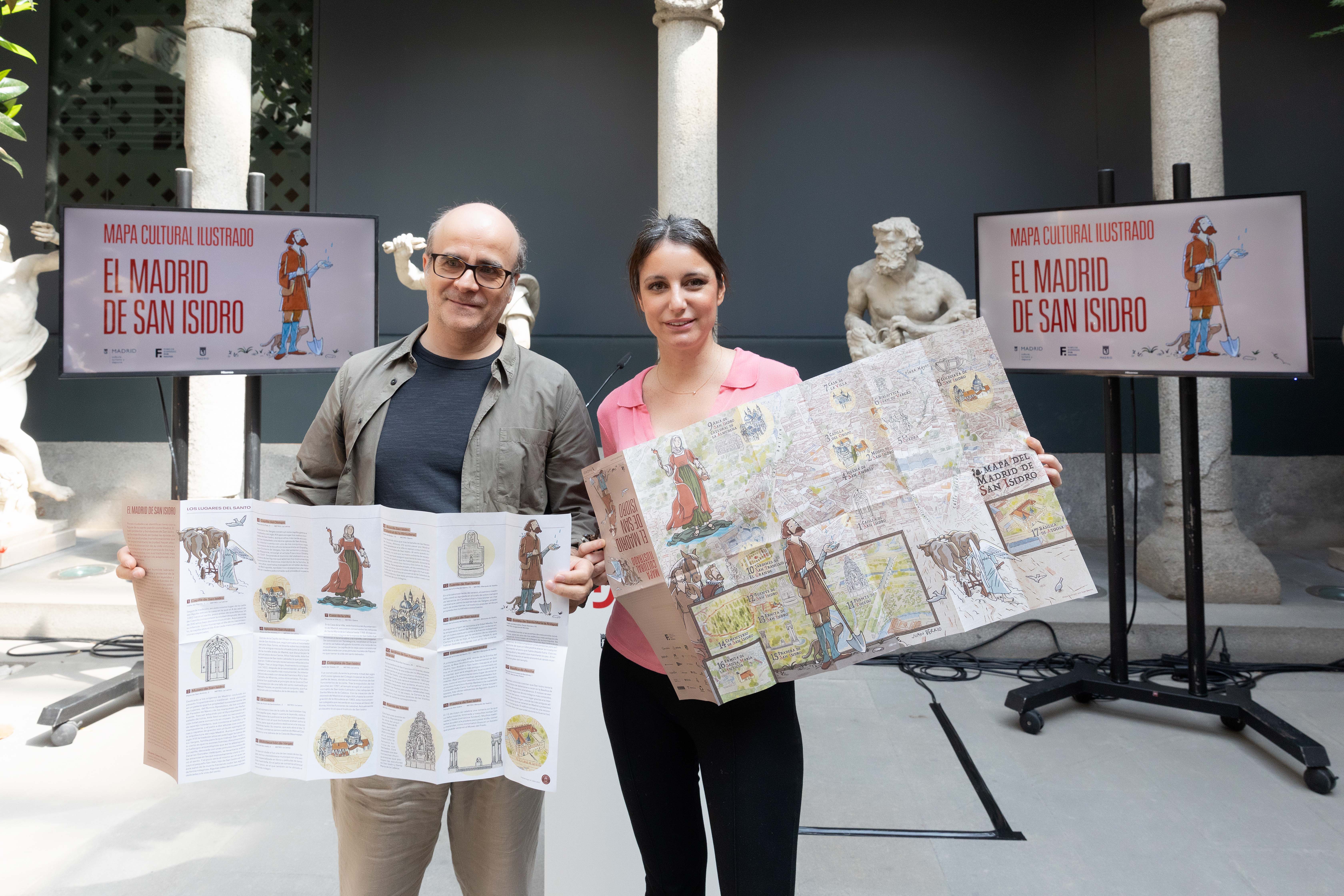 Andrea Levy y Eduardo Salas durante la presentación del mapa cultural ilustrado 'El Madrid de San Isidro'