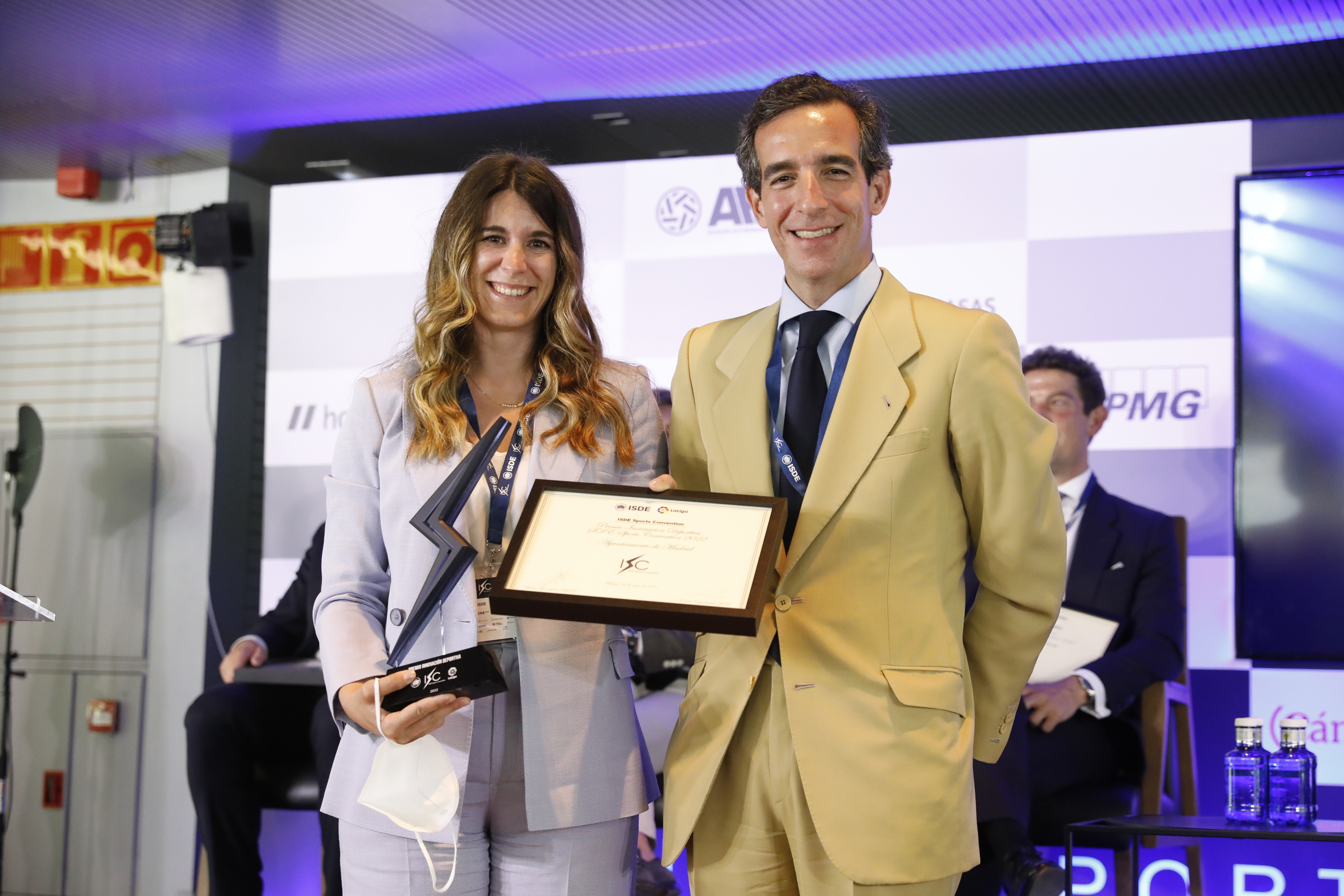 La concejala delegada de Deporte, Sofía Miranda, recoge el premio de Innovación Deportiva