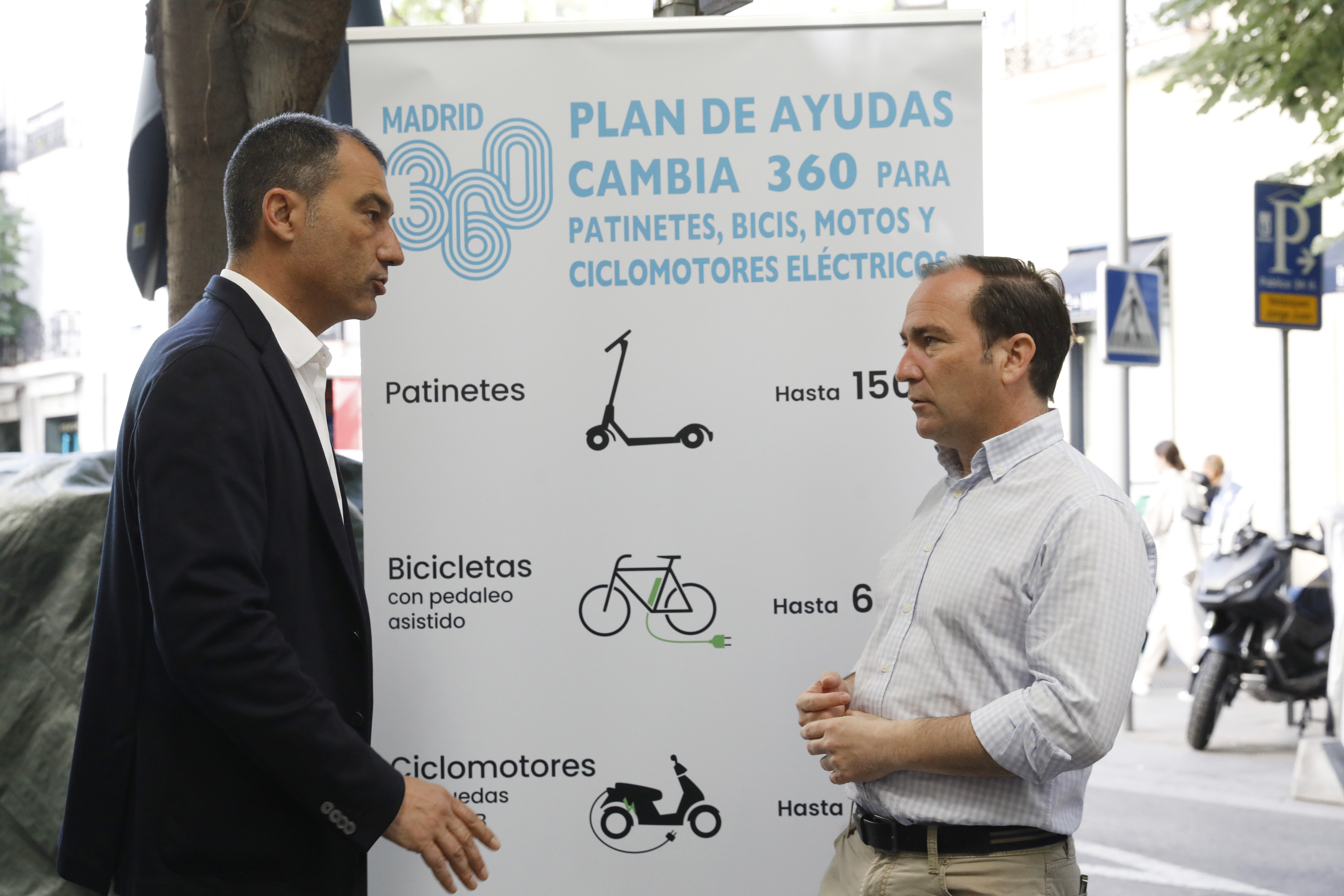 A la derecha, Borja Carabante, delegado de Medio Ambiente y Movilidad, este miércoles, en la presentación