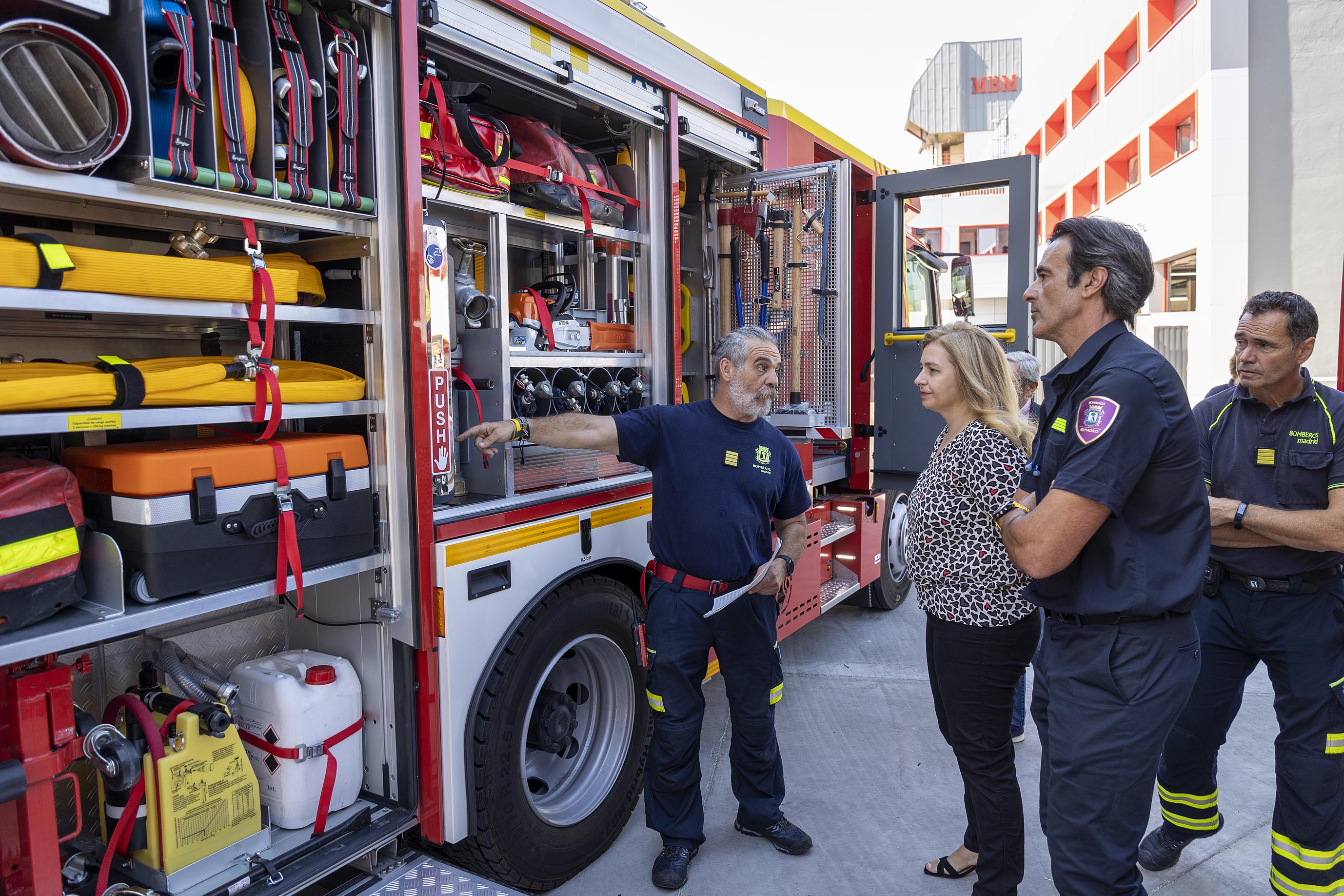 el-cuerpo-de-bomberos-del-ayuntamiento-de-madrid-recibe-los-primeros