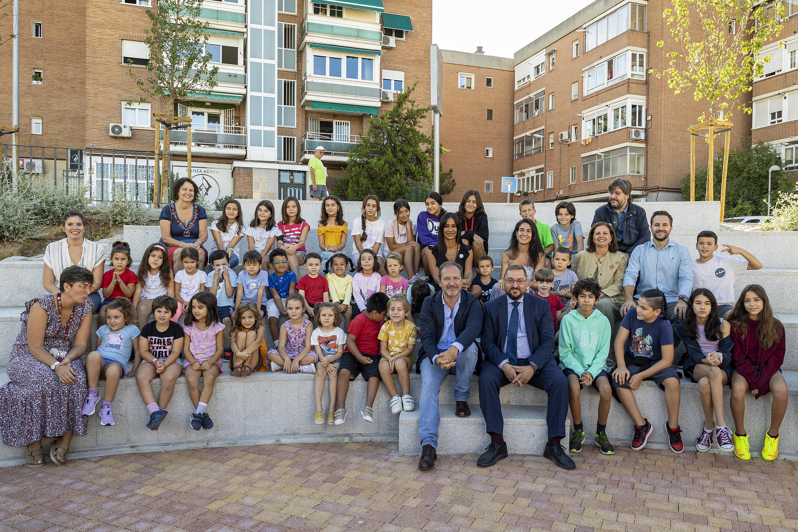 Foto de familia con alumnado y profesorado del CEIP Luis Cernuda