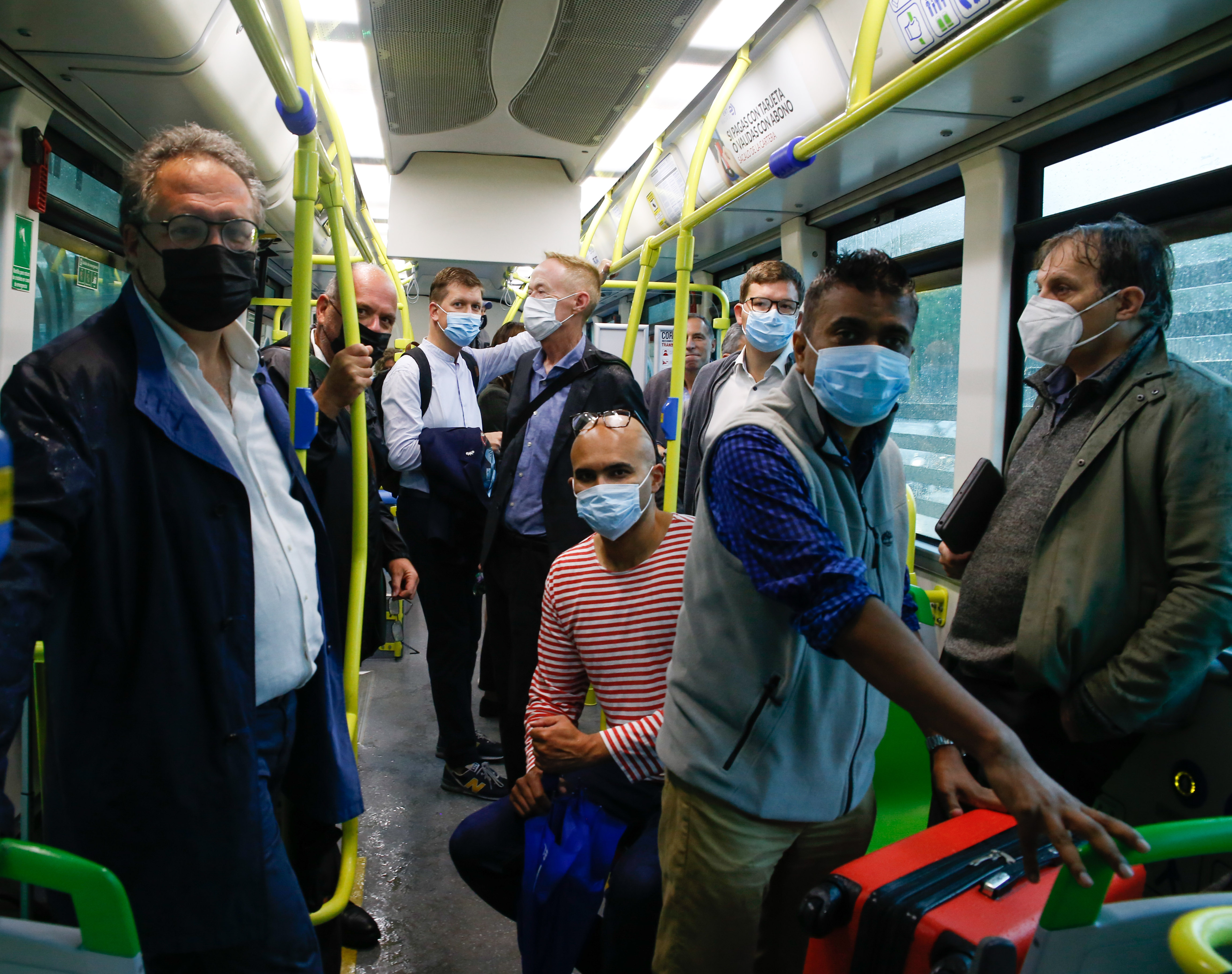 El grupo, en el interior de un bus