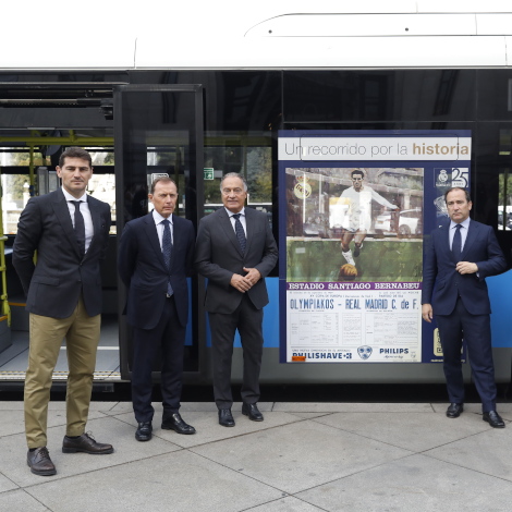 Carabante, junto a varios integrantes del equipo directivo del Real Madrid, este lunes, en la presentación de la exposición