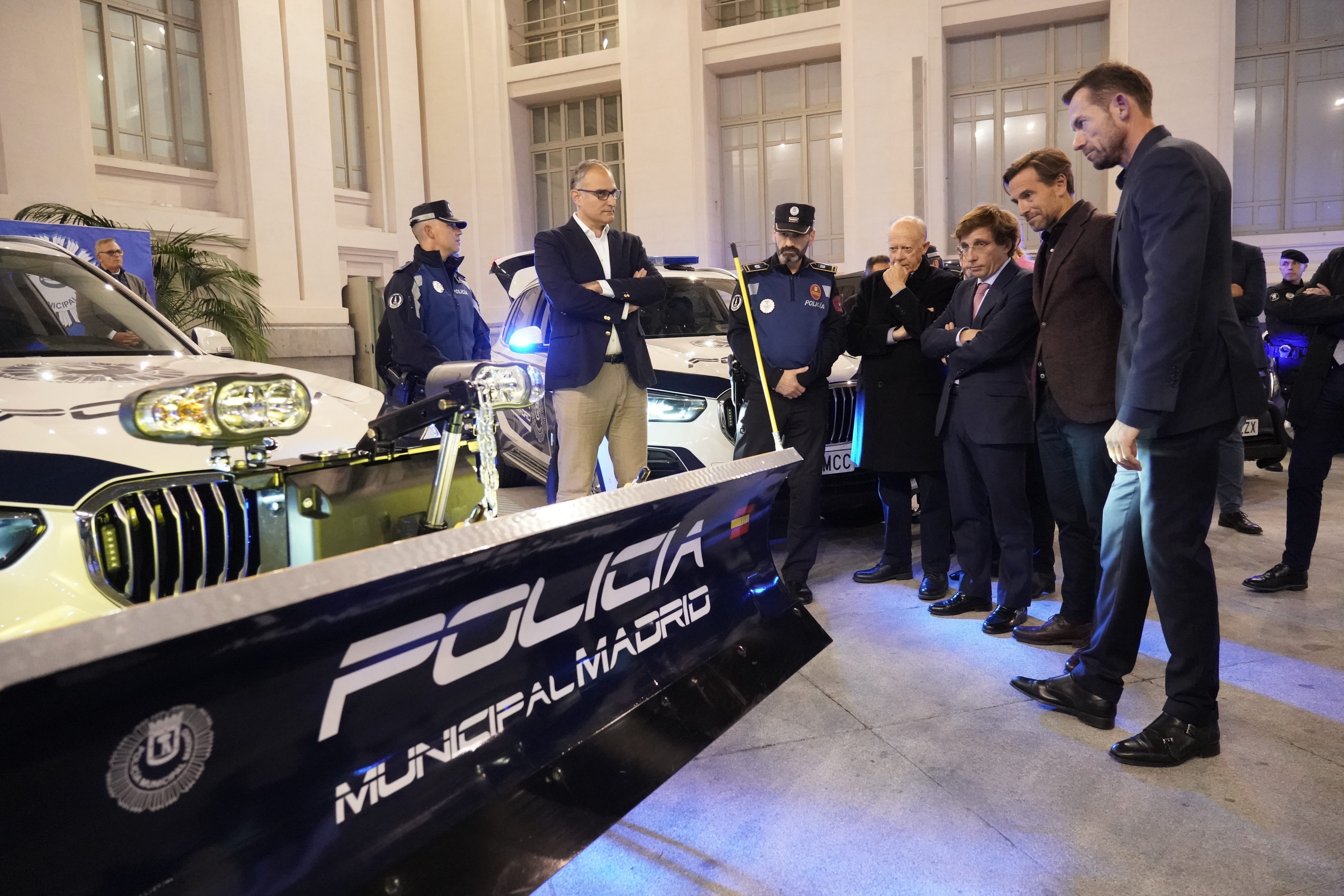 Almeida presenta los nuevos vehículos para la Policía Municipal