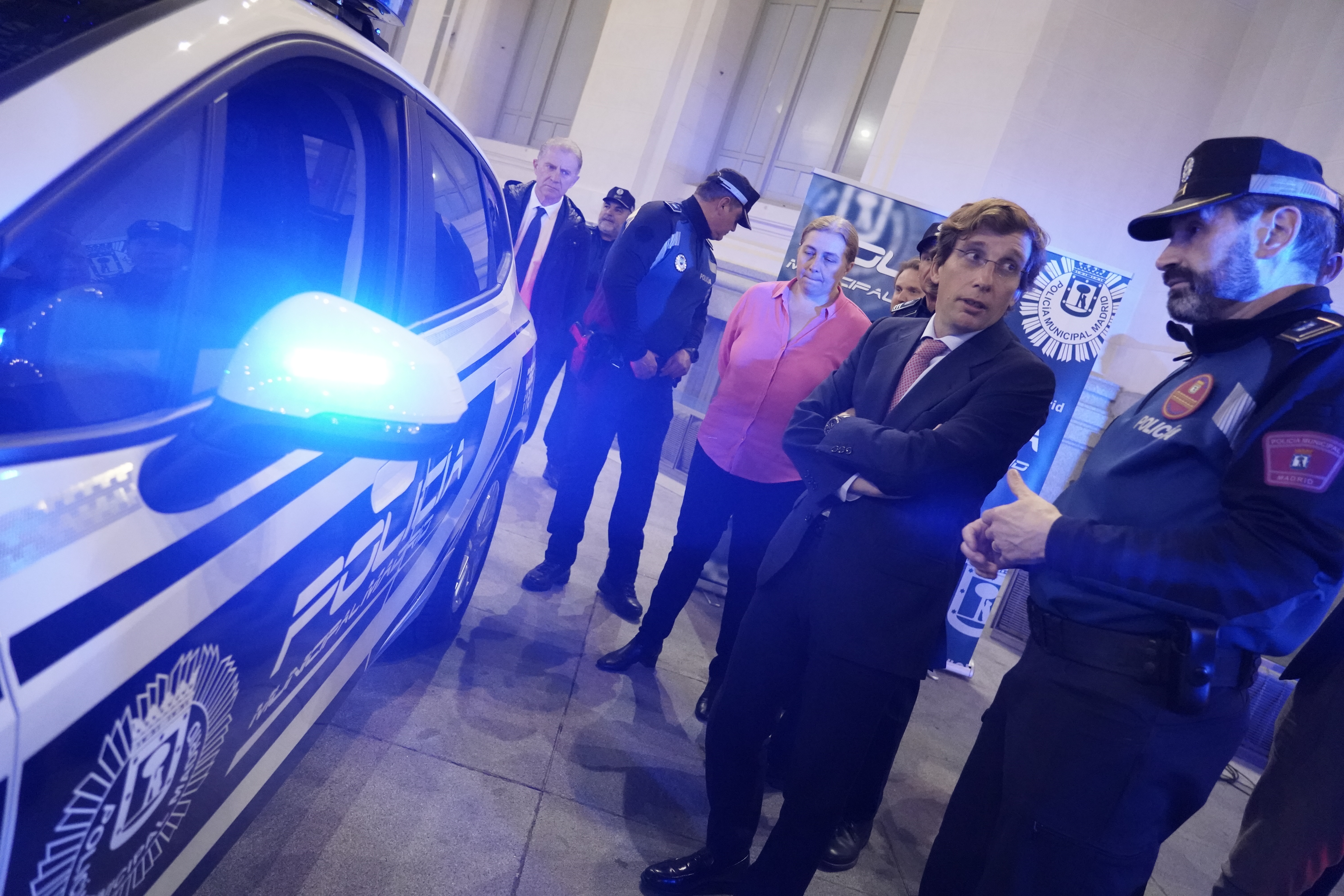 La Policía Municipal de Madrid explica al alcalde las características de los nuevos vehículos adquiridos por el Ayuntamiento