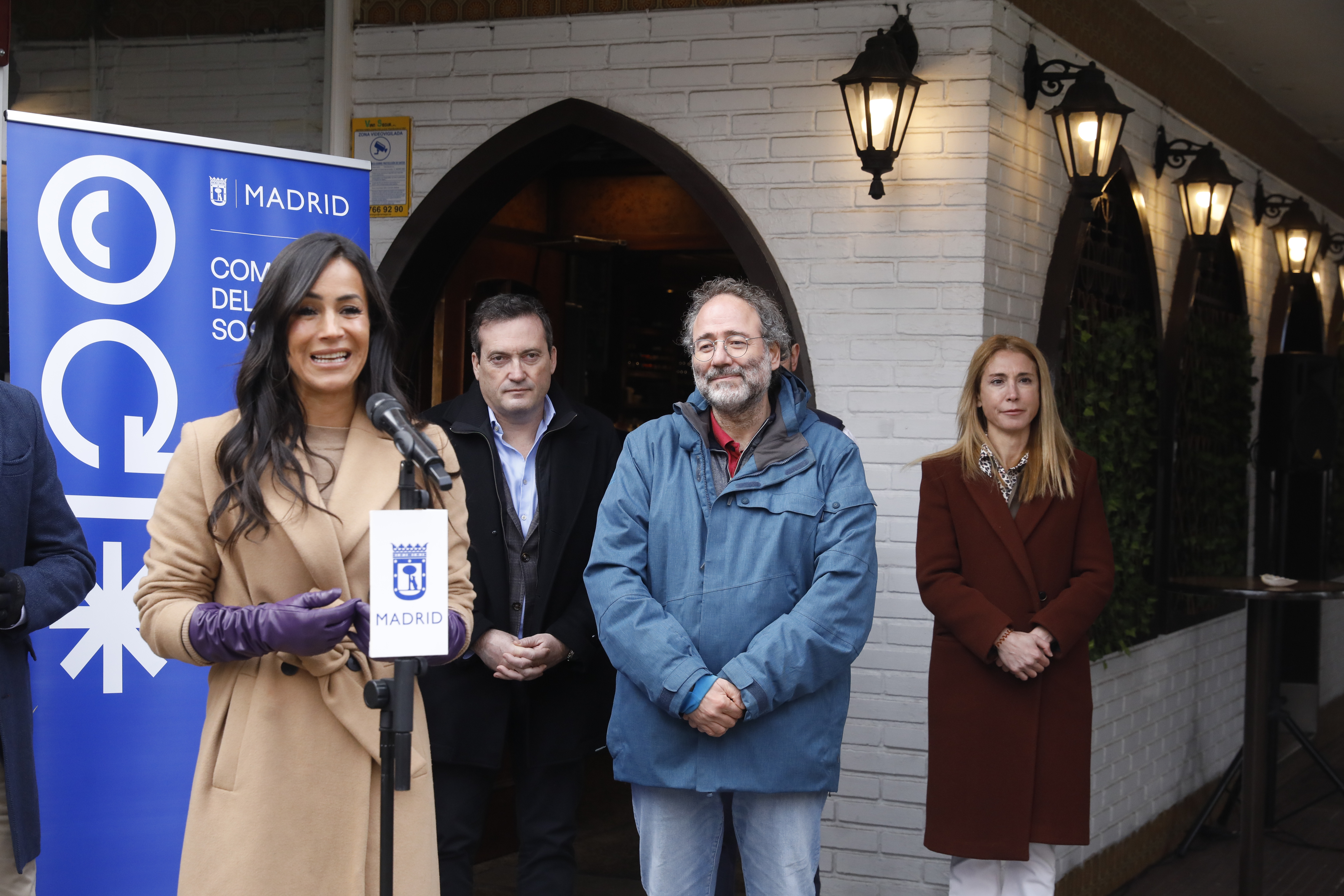 Villacís y Saavedra, este martes, durante el inicio de la campaña junto a representantes del sector hostelero y vecinos
