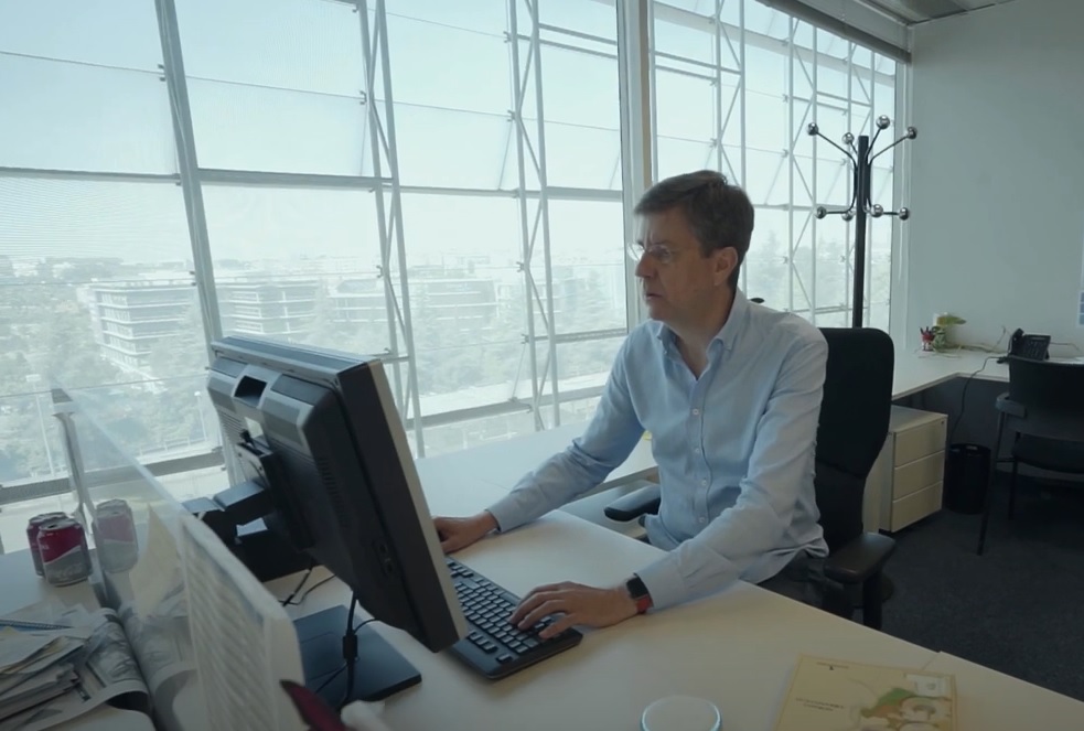 Imagen de una persona en una oficina con un ordenador 