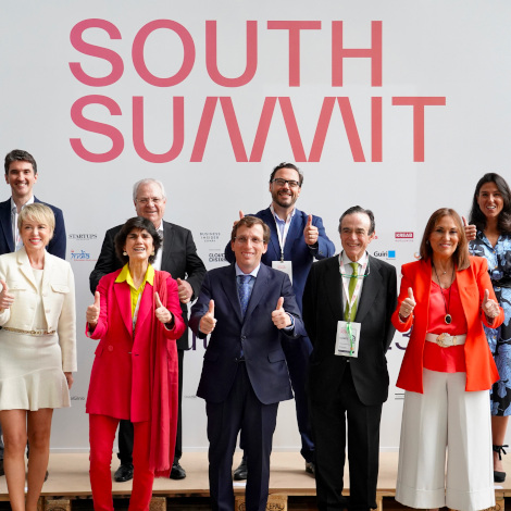 Almeida junto a otras personas que han participado en la inauguración de South Summit