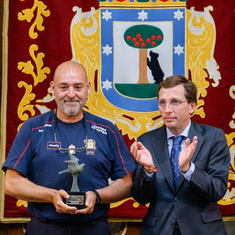 Almeida destaca la confianza mutua que existe entre el Cuerpo de Bomberos y los madrile&ntilde;os 