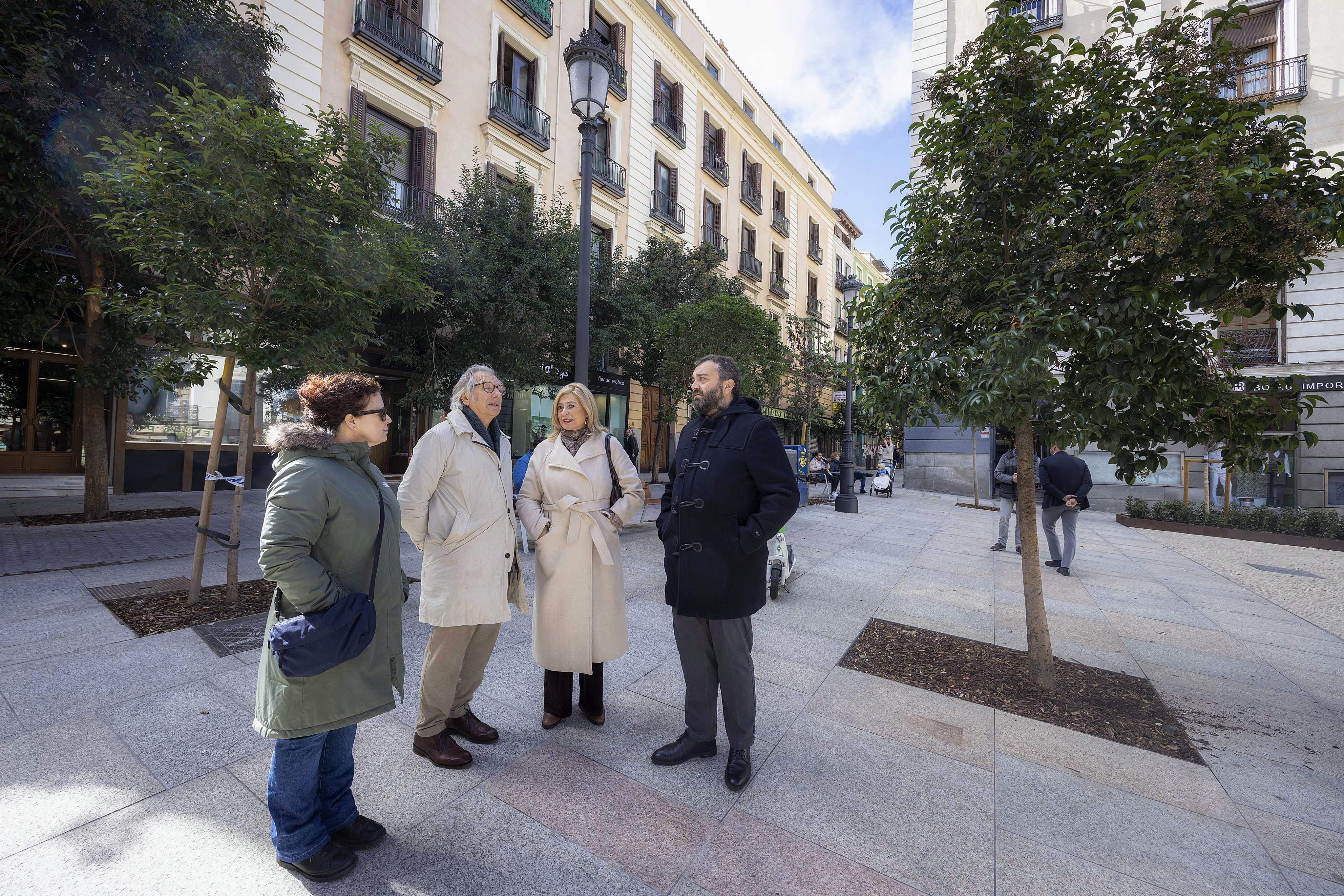 La delegada de Obras y Equipamientos, Paloma García Romero, y el concejal de Centro, Carlos Segura, visitando la plaza de Pontejos tras su remodelación