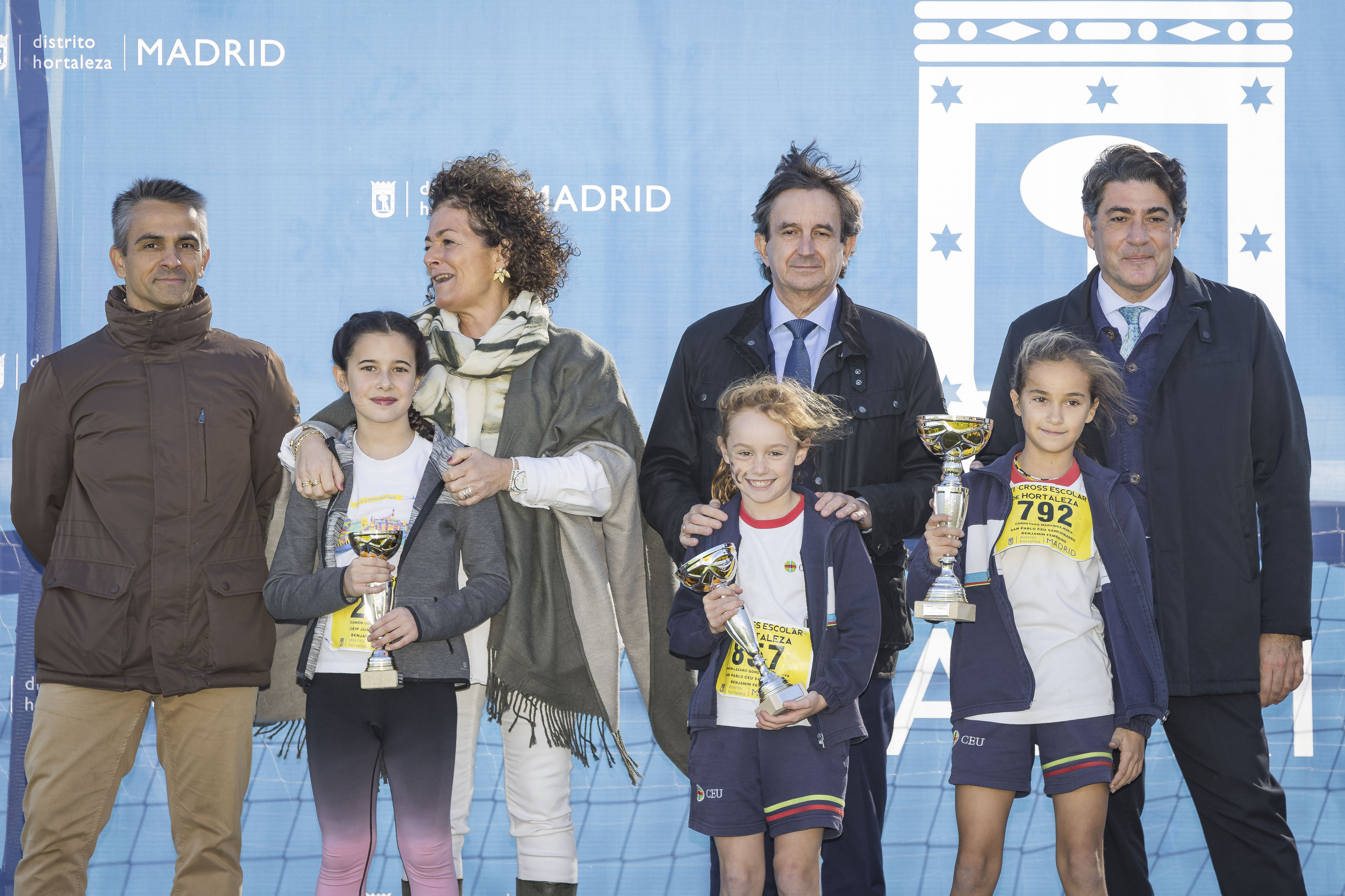 El concejal David Pérez entrega los trofeos a los ganadores del XVI Cross Escolar de Hortaleza