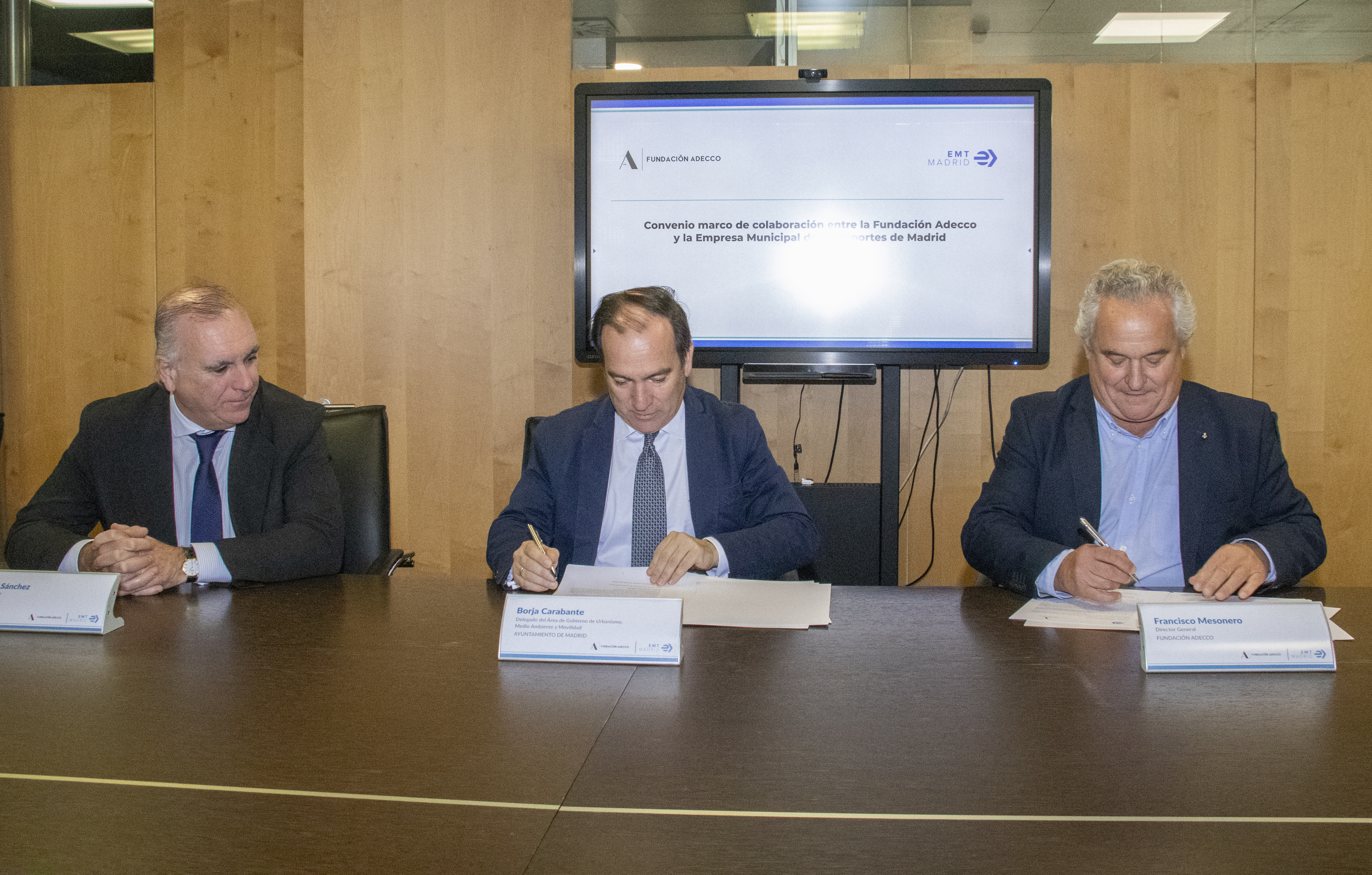 Carabante en la firma del convenio con la Fundaci&oacute;n Adecco