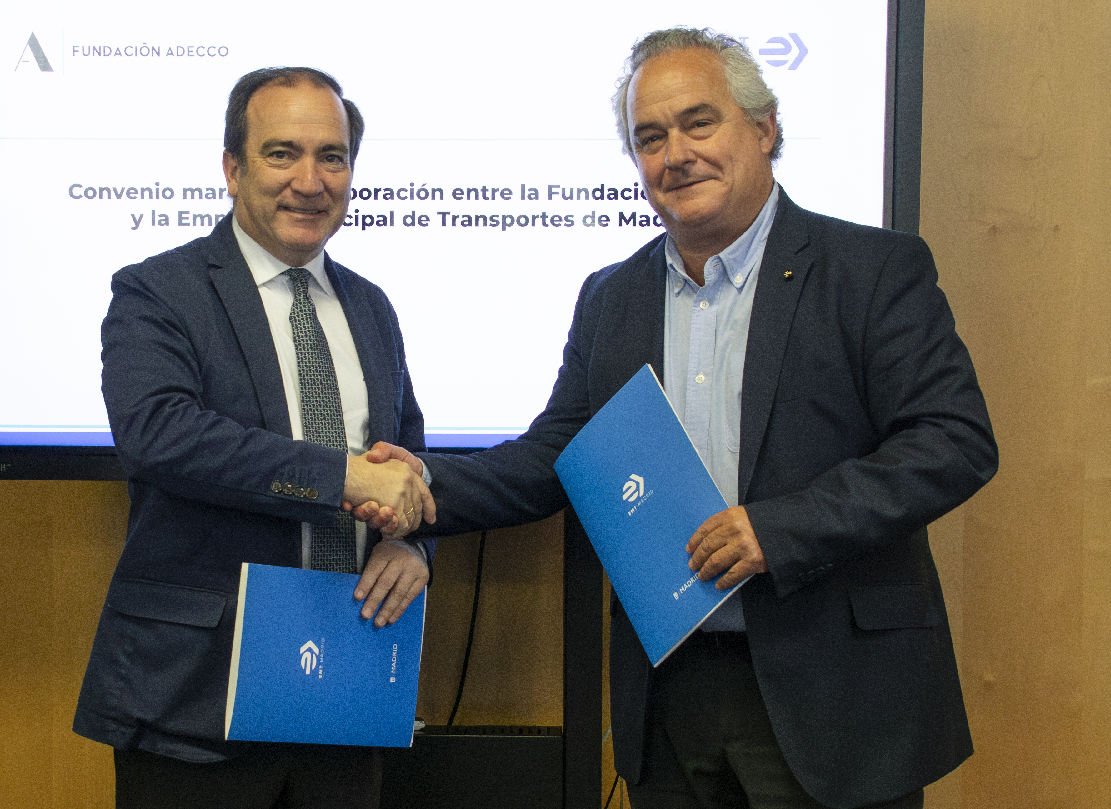 Carabante en la firma del convenio con la Fundaci&oacute;n Adecco