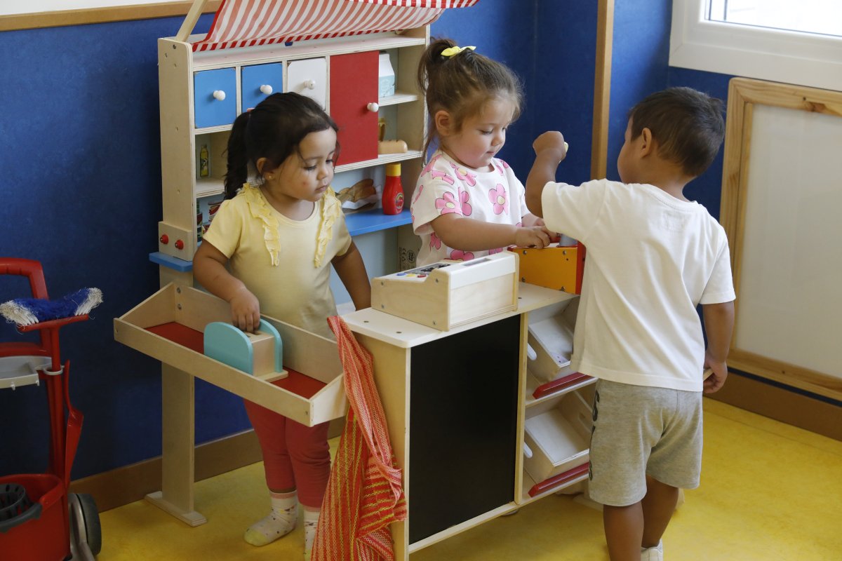 Ni&ntilde;os jugando en la Escuela Infantil El Mamut. Imagen de archivo