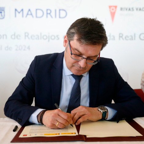 El delegado de vivienda, Álvaro González, firma protocolo del Plan de Realojo en Cañada Real Galiana
