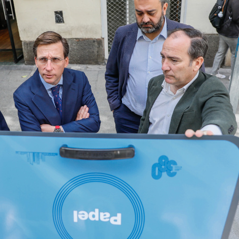 El distrito de Centro estrena sus primeros contenedores soterrados como parte del proceso para “hacer de Madrid una ciudad más limpia”