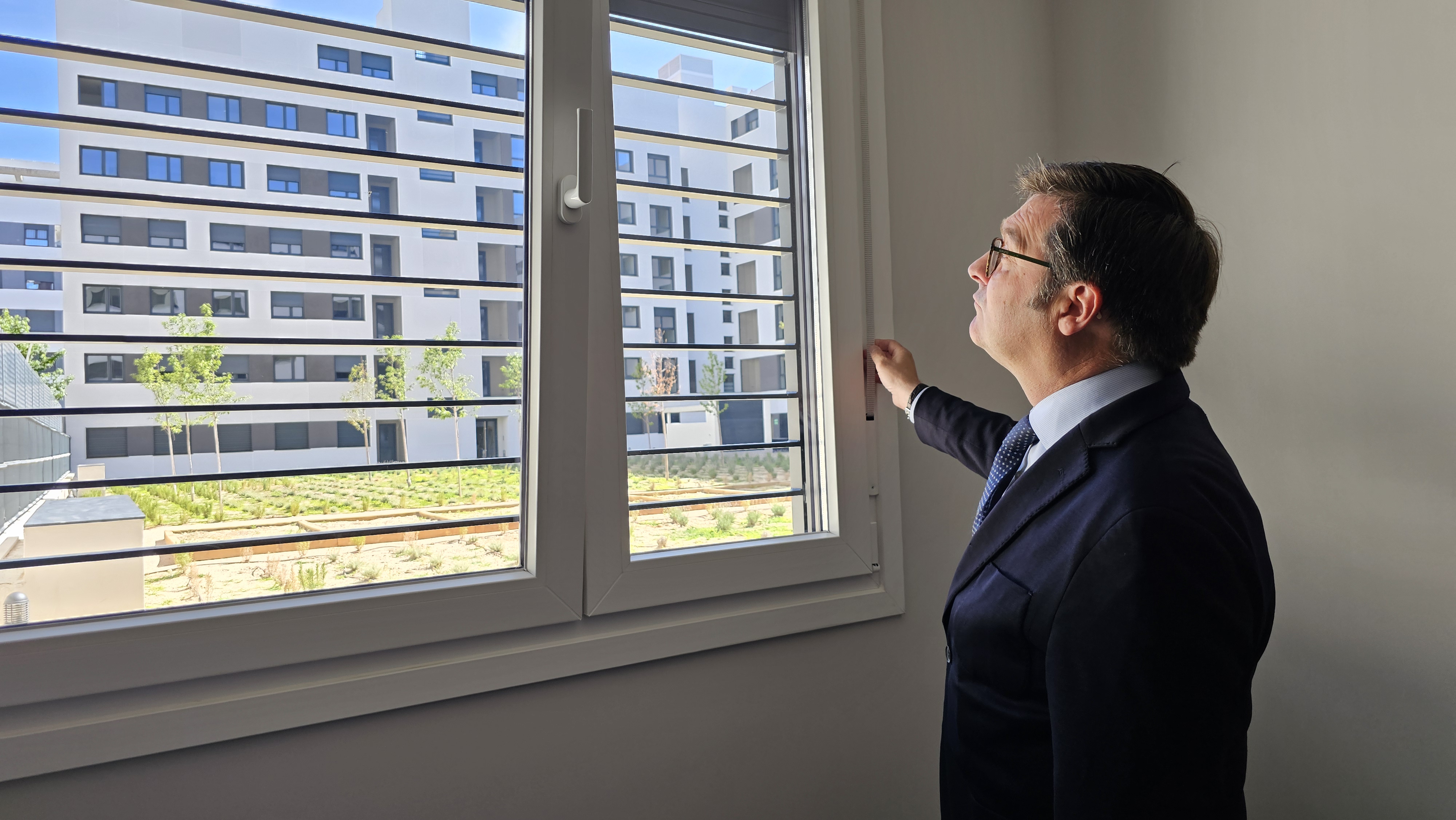 &Aacute;lvaro Gonz&aacute;lez inspecciona el equipamiento de las viviendas de Ingenieros 1