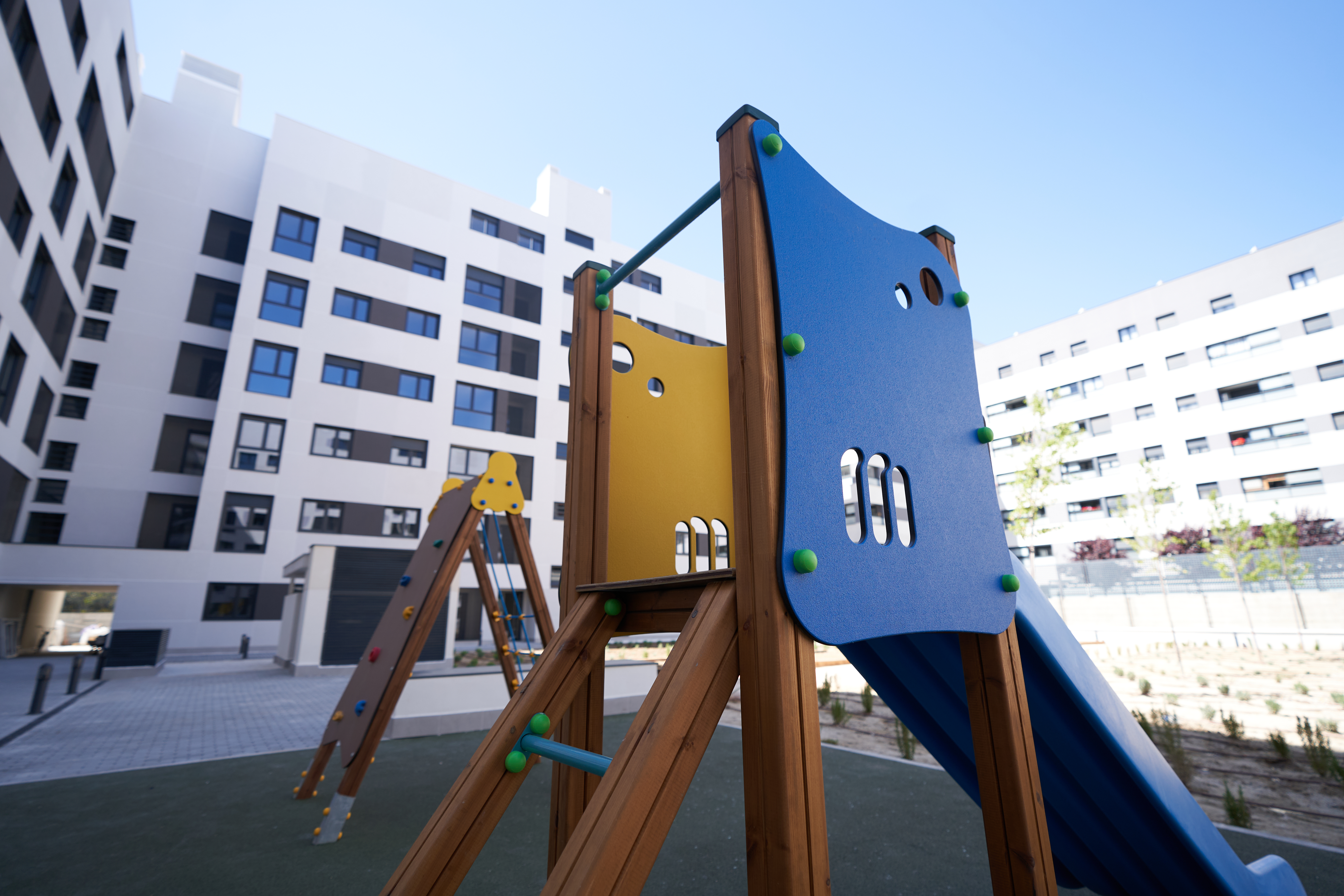 Parque infantil en la promoci&oacute;n de viviendas Ingenieros 1