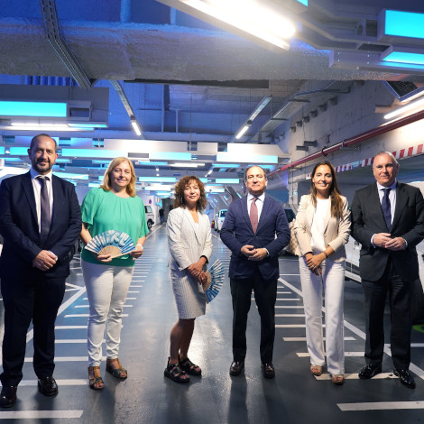 Vicealcaldesa de Madrid, Inma Sanz, y el delegado de Urbanismo, Medio Ambiente y Movilidad, Borja Carabante, y la vicealcaldesa de Nueva York, Meera Joshi, en el hub de movilidad