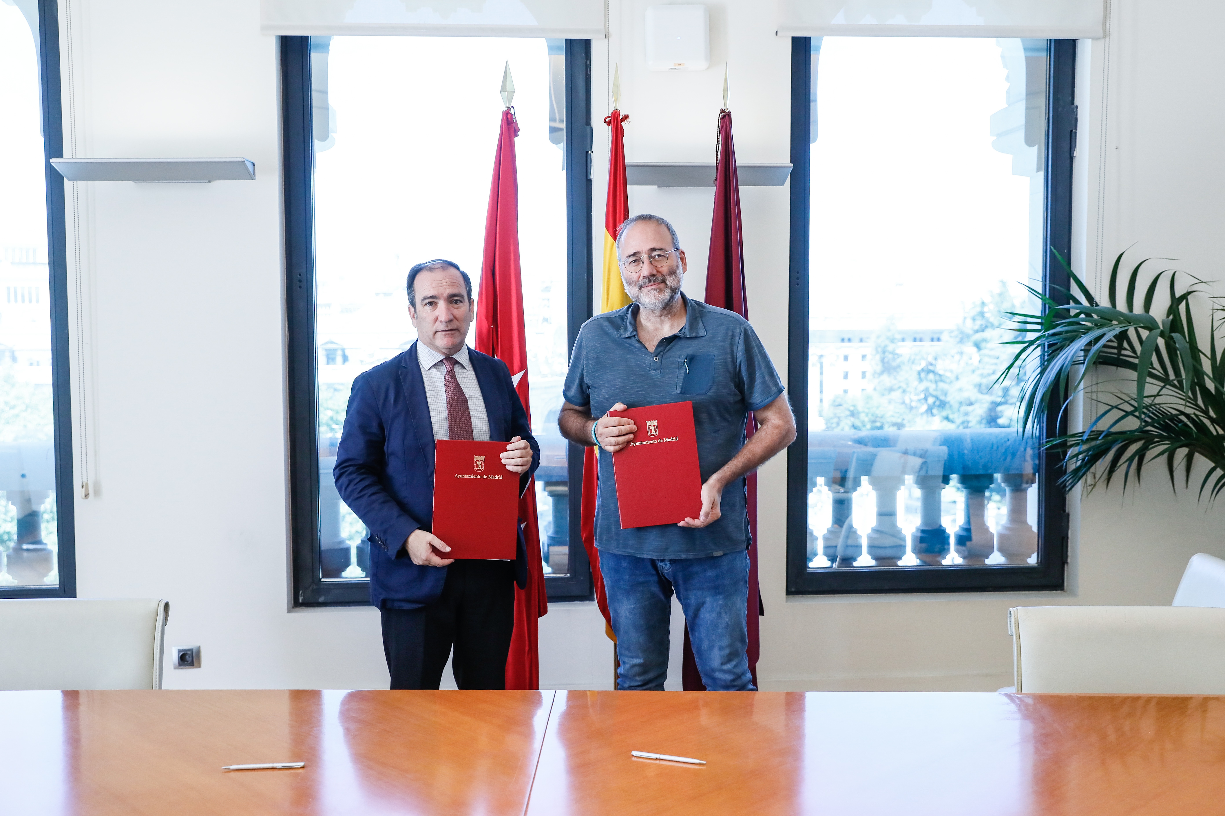 Borja Carabante con el presidente de la Federaci&oacute;n Regional de Asociaciones Vecinales de Madrid (FRAVM), Enrique Villalobos