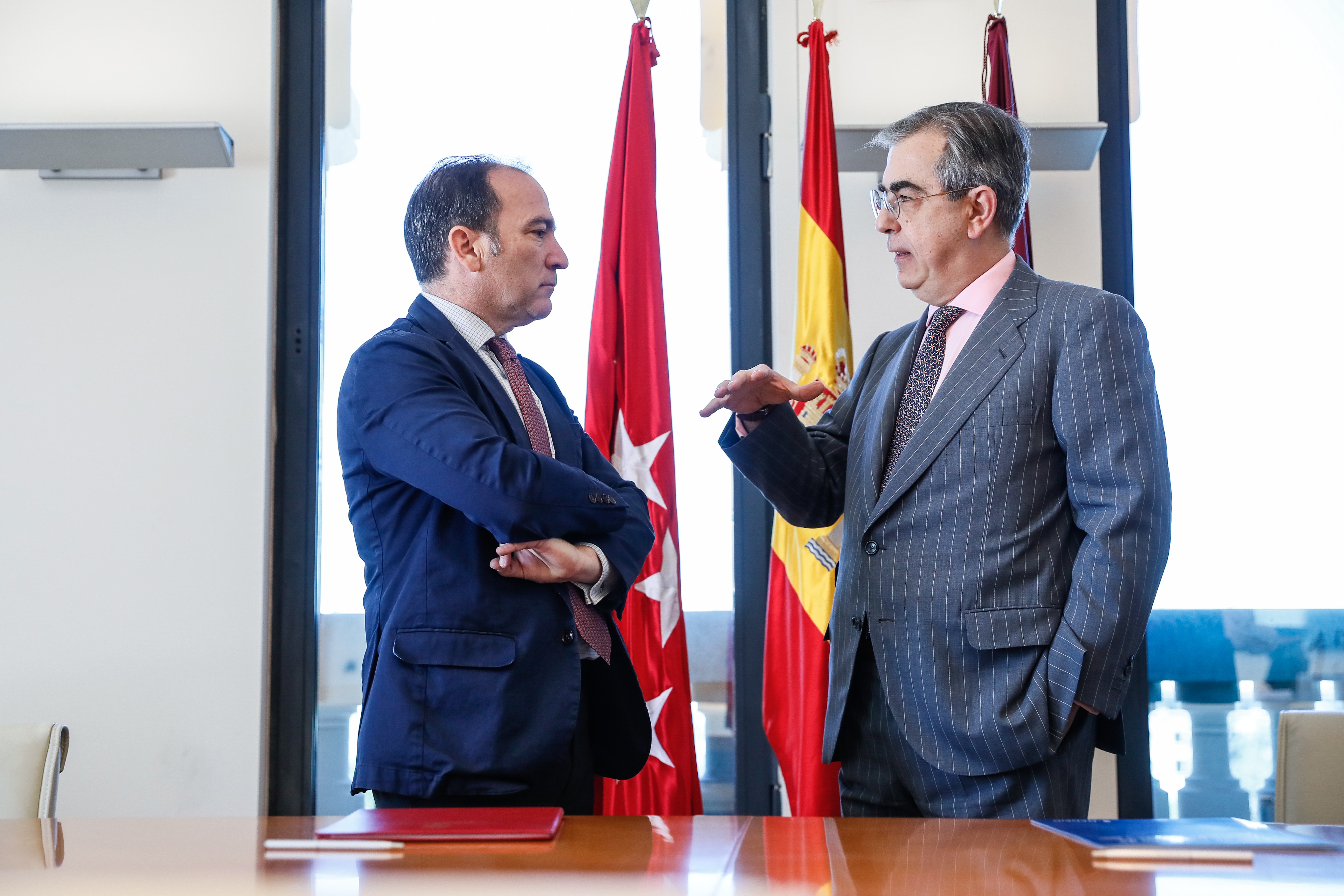 Borja Carabante charla con el presidente de la empresa inmobiliaria Zapata, Luis Roca de Togores