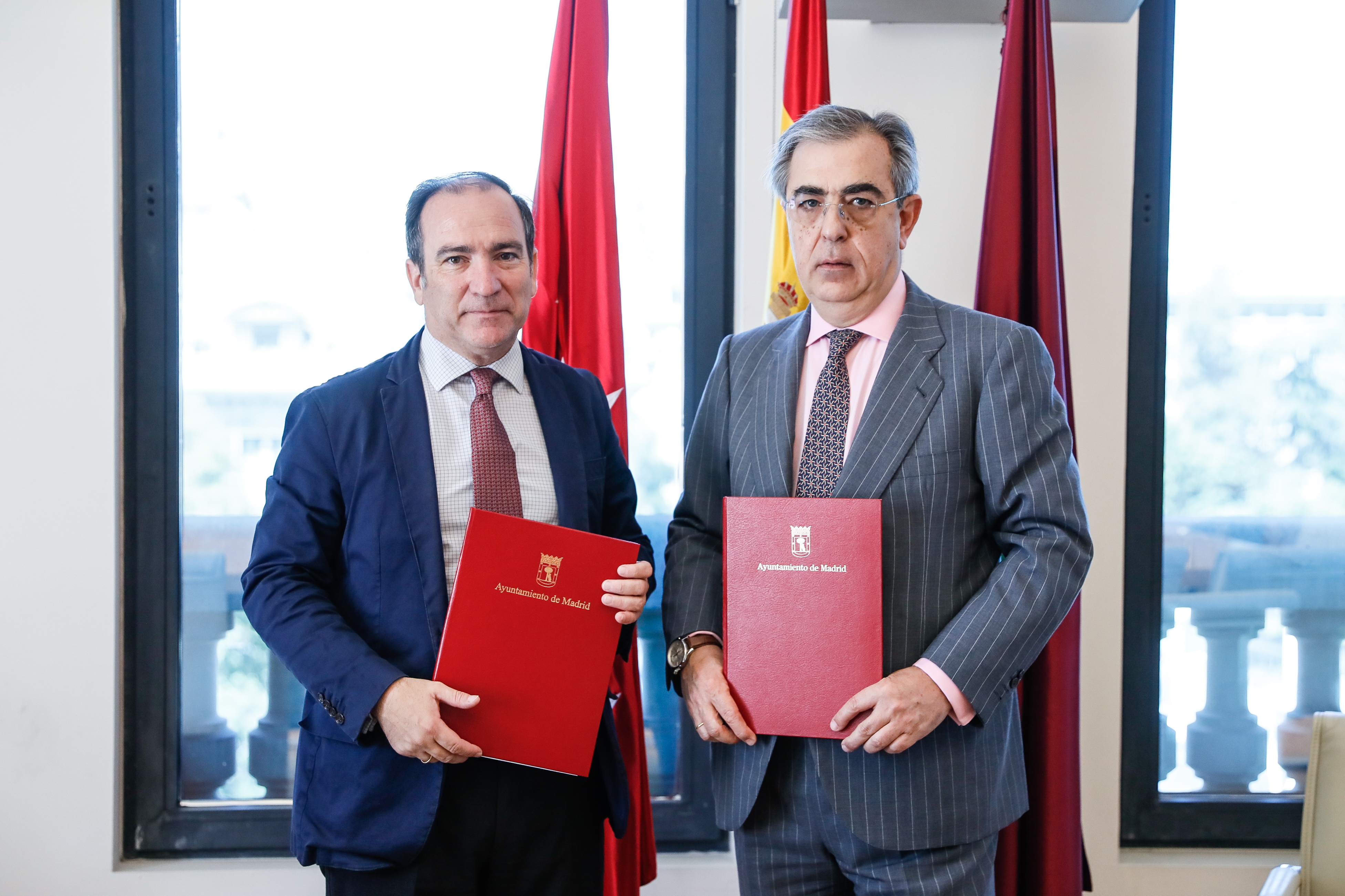 Borja Carabante firma un convenio con el presidente de la empresa inmobiliaria Zapata, Luis Roca de Togores