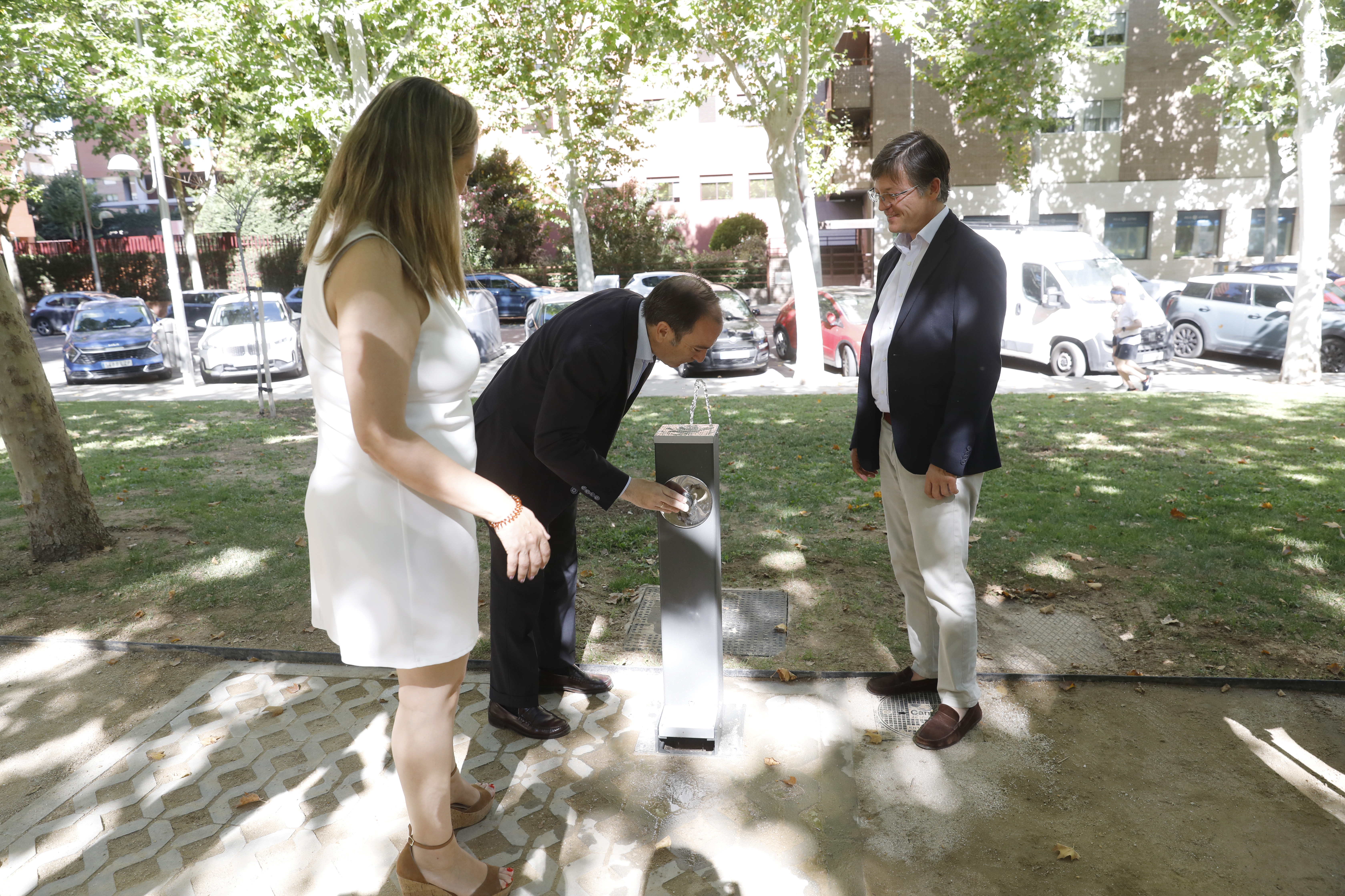 Borja Carabante bebe de una fuente acompa&ntilde;ado por Jos&eacute; Antonio Mart&iacute;nez P&aacute;ramo y Yolanda Estrada