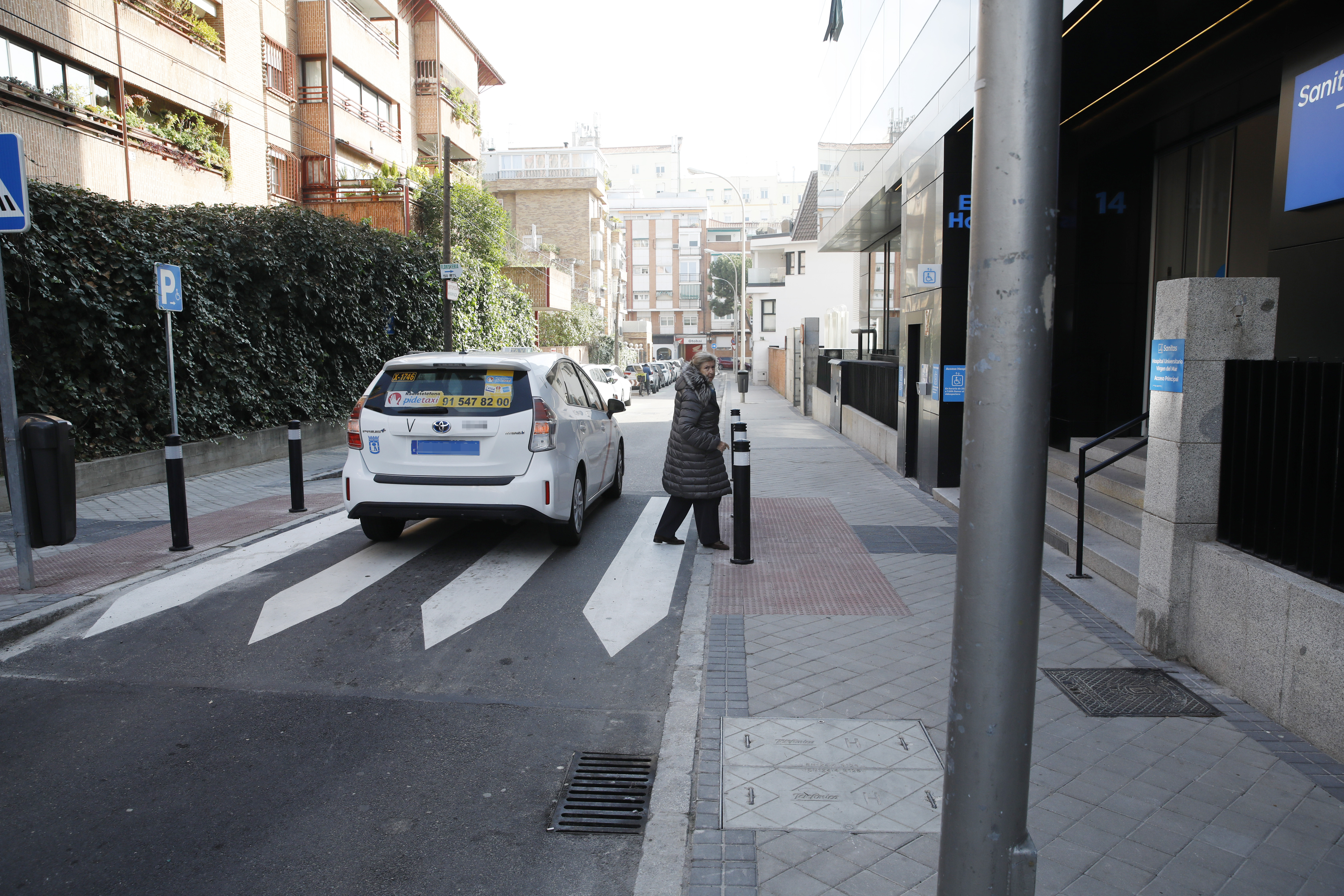 una se&ntilde;ora cruza un paso de peatones donde se ha reducido el carril de circulaci&oacute;n de veh&iacute;culos para dar una mayor seguridad a los viandantes