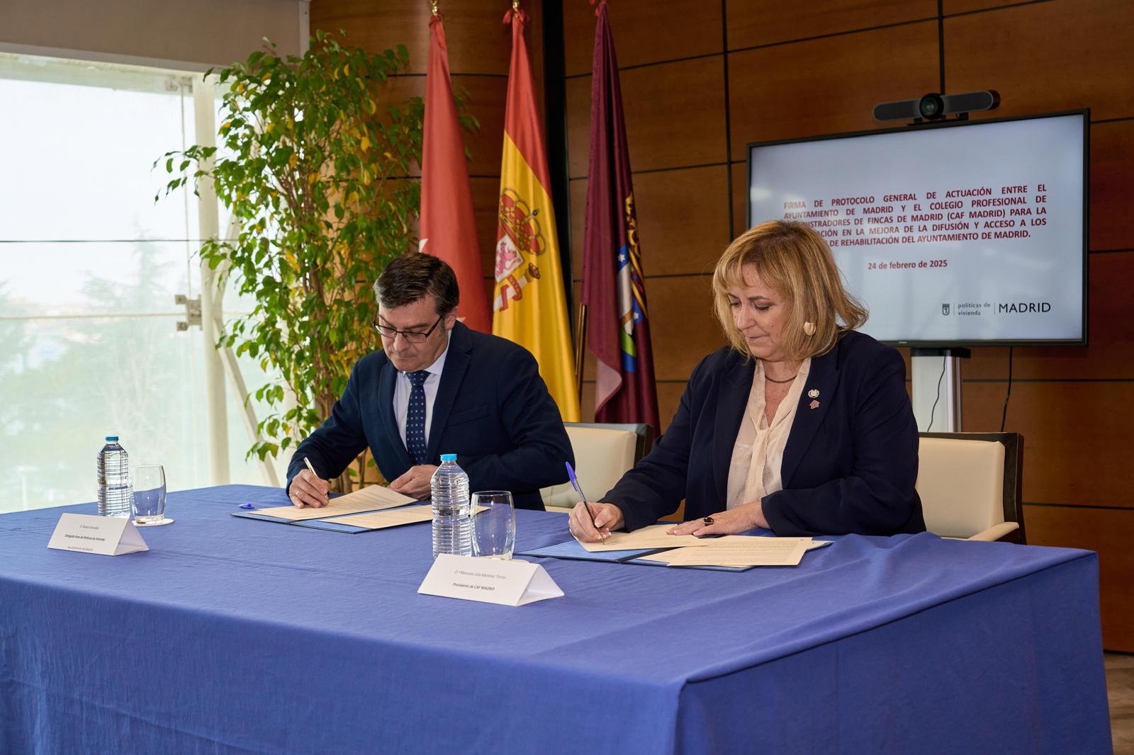 La firma de un protocolo de colaboración entre el Ayuntamiento y el CAF ...
