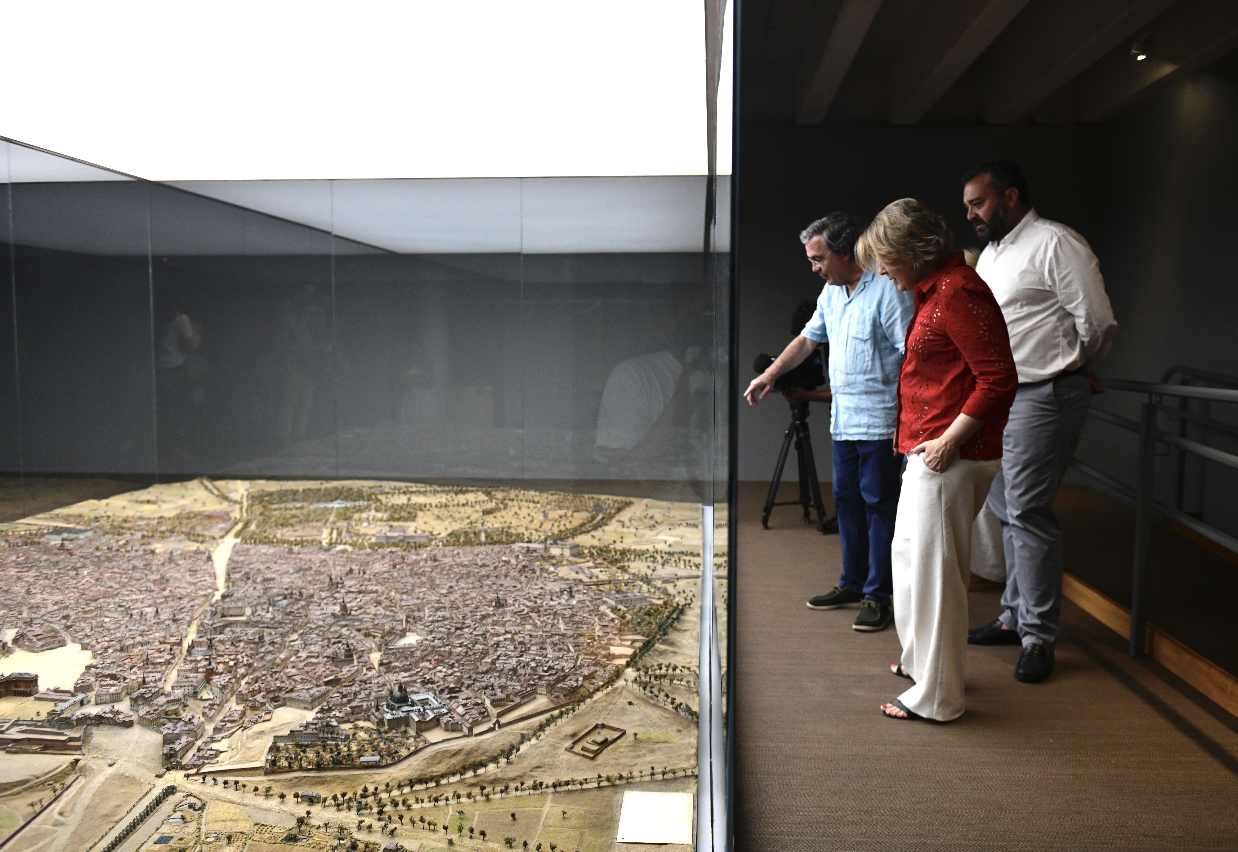 Rivera de la Cruz visita la fase final de restauración de la maqueta histórica de Gil de Palacio