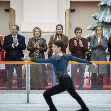 Almeida inaugura la pista de hielo del Palacio de Cibeles