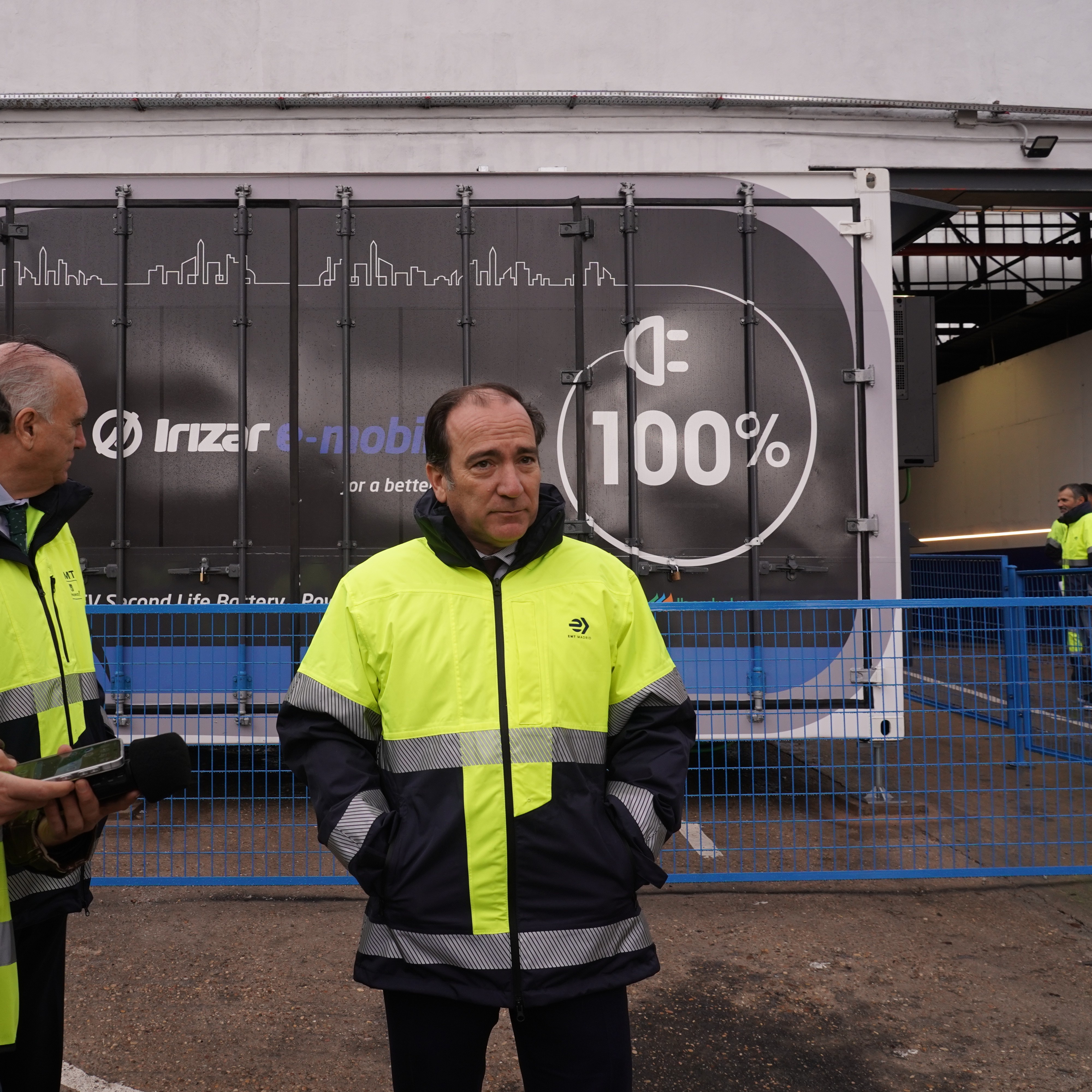 El delegado de Urbanismo, Medio Ambiente y Movilidad, Borja Carabante, en la visita al Centro de Operaciones de la EMT en Fuencarral