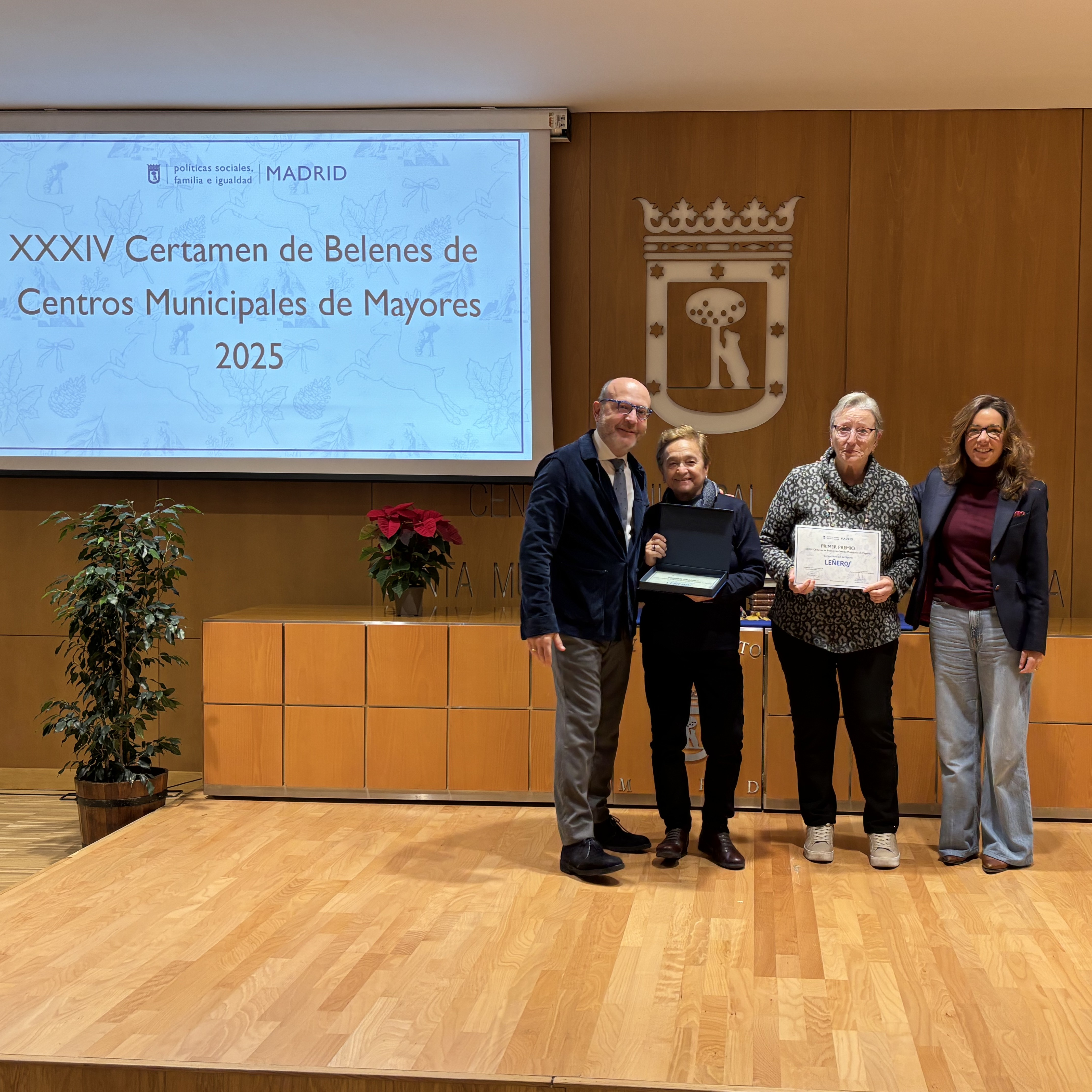 El delegado de Pol&iacute;ticas Sociales, Familia e Igualdad, Jos&eacute; Fern&aacute;ndez, con los ganadores del Certamen de Belenes