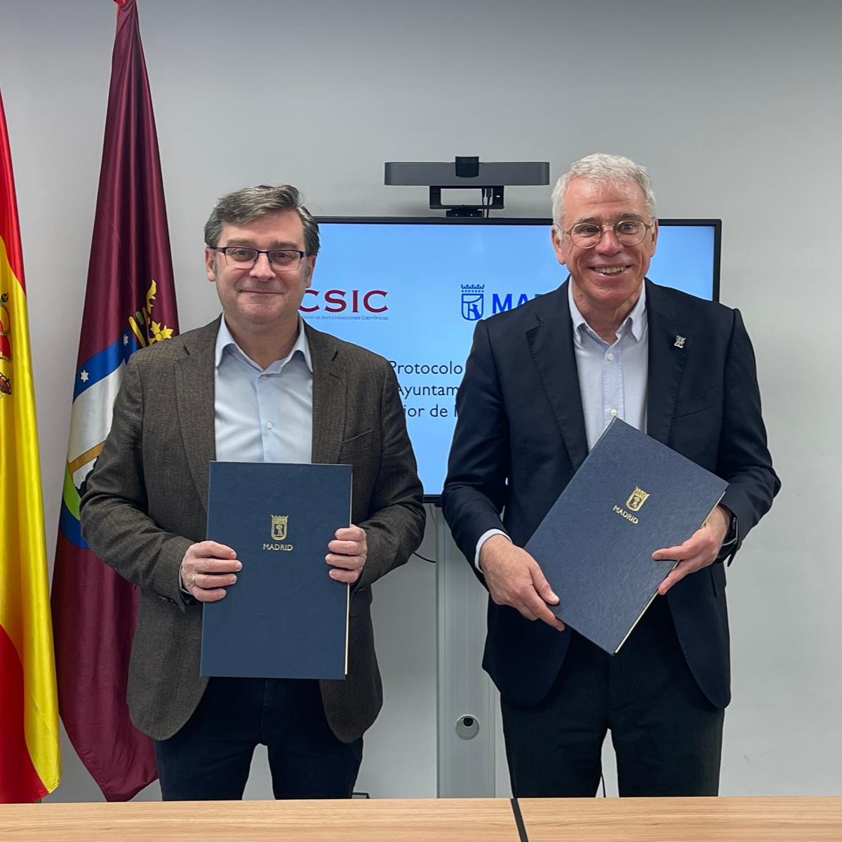 El delegado de Pol&iacute;ticas de Vivienda y presidente de la Empresa Municipal de la Vivienda y Suelo de Madrid (EMVS Madrid), &Aacute;lvaro Gonz&aacute;lez, en la firma del protocolo general de actuaci&oacute;n con el Consejo Superior de Investigaciones Cient&iacute;ficas (CSIC), representado por el vicepresidente de Organizaci&oacute;n y Relaciones Institucionales, Carlos Closa