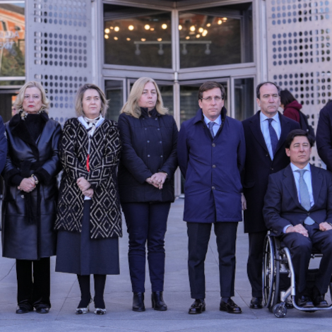 Minuto de silencio por las v&iacute;ctimas del accidente ferroviario en Adamuz