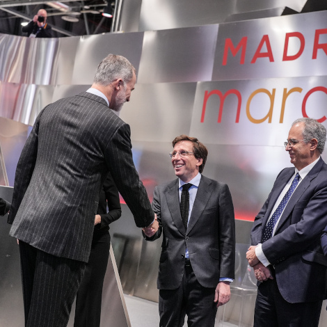 Almeida recibe a los reyes de Espa&ntilde;a en el estand de Madrid en FITUR 2026